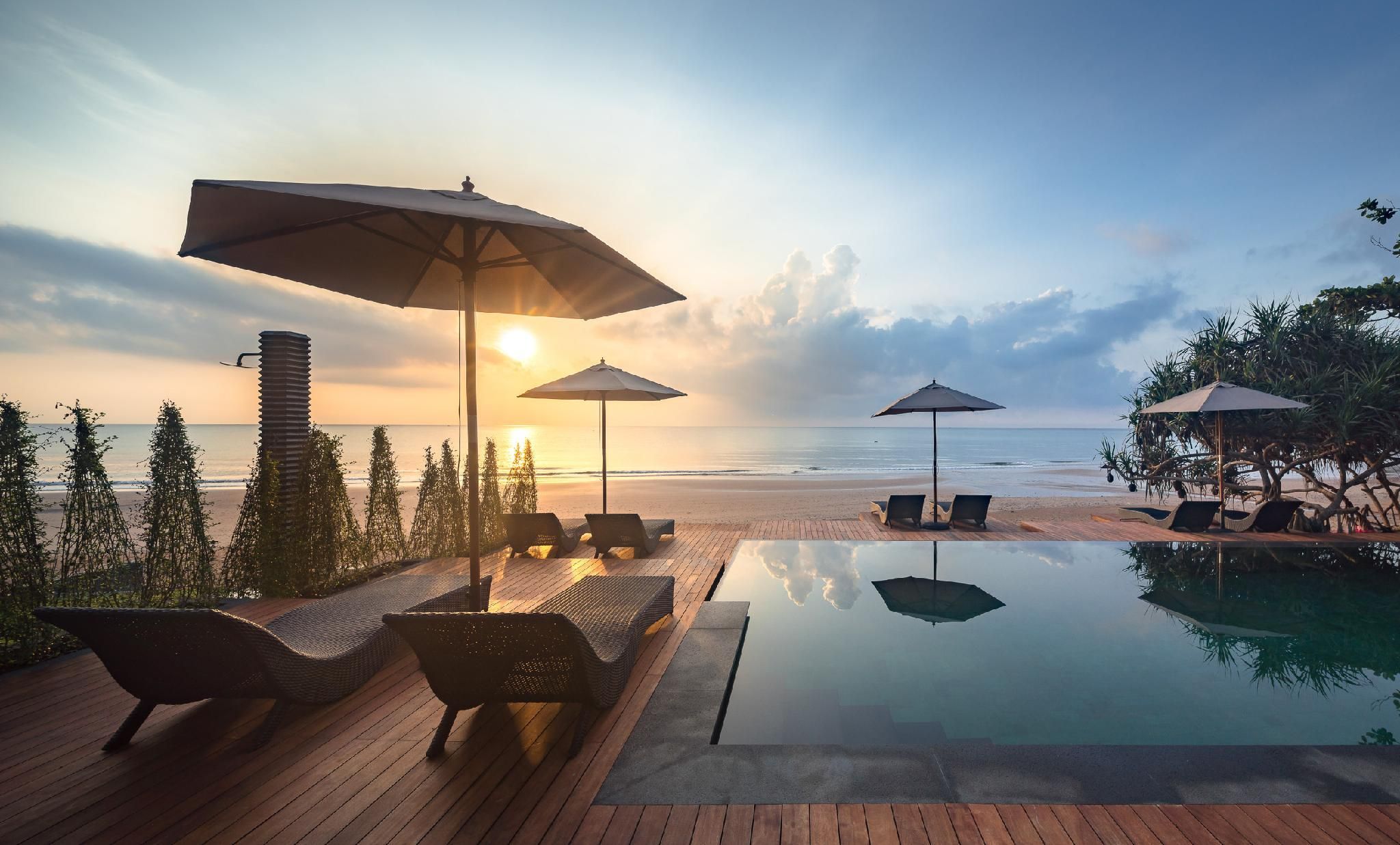 swimming pool [outdoor]