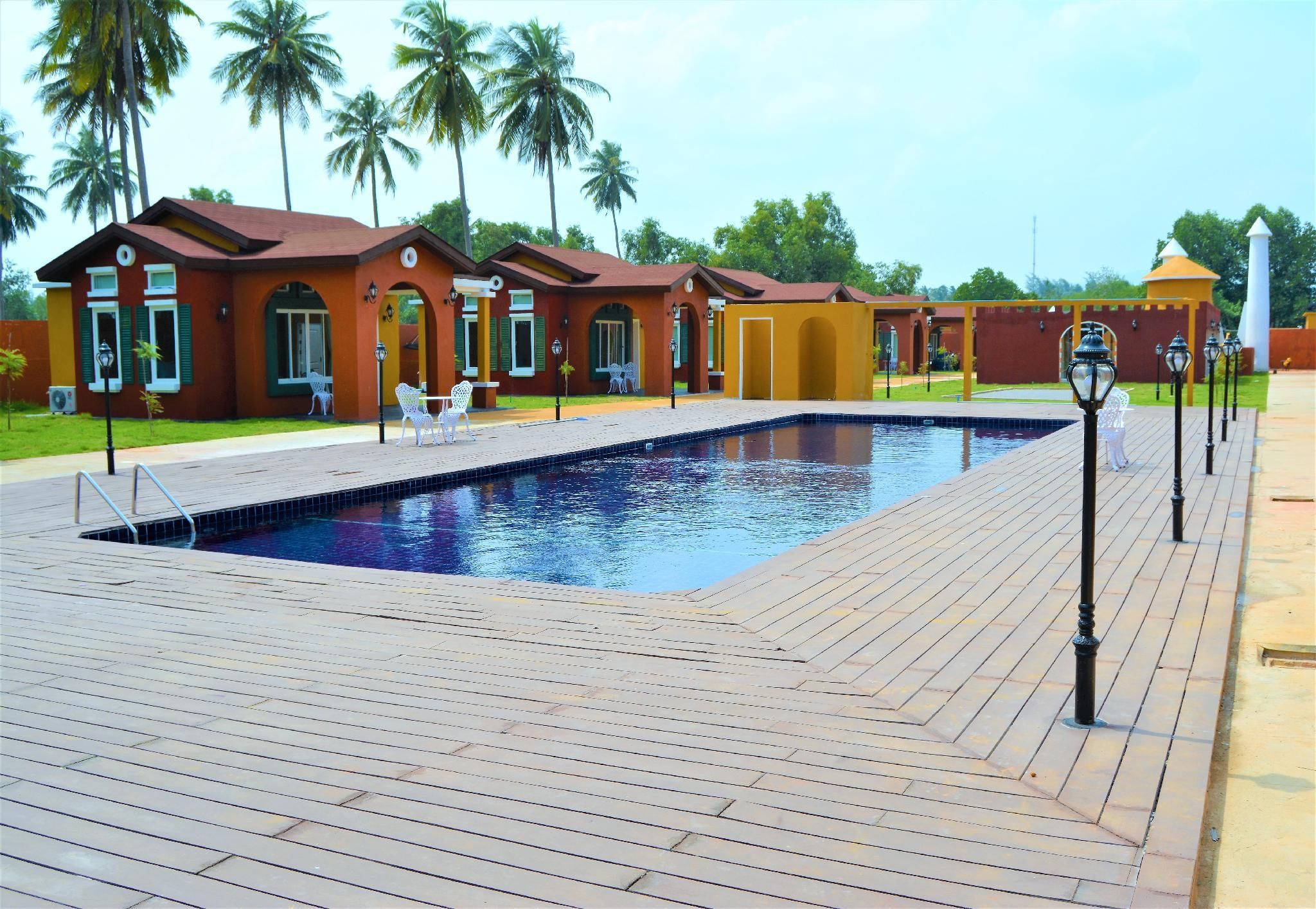 swimming pool [outdoor]