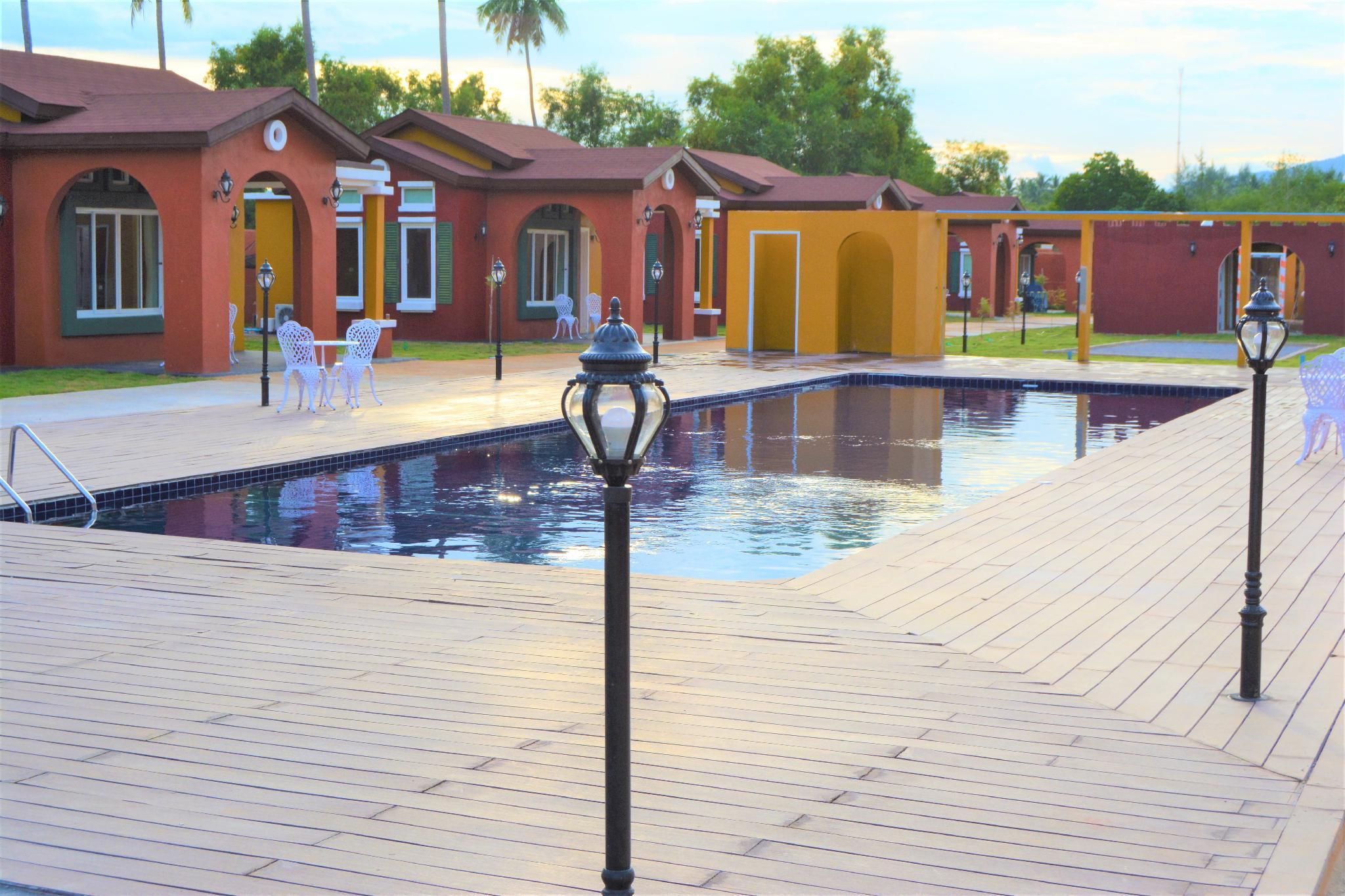 swimming pool [outdoor]