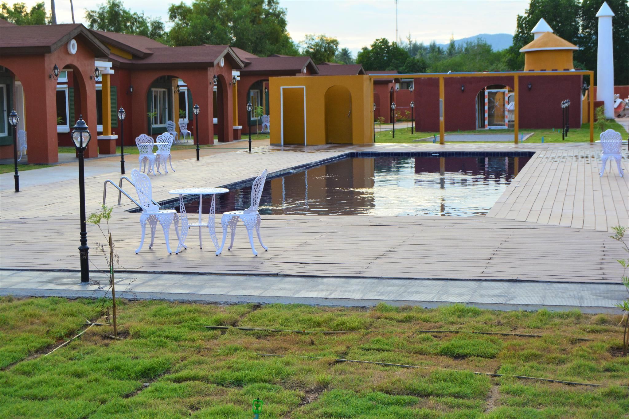 swimming pool [outdoor]