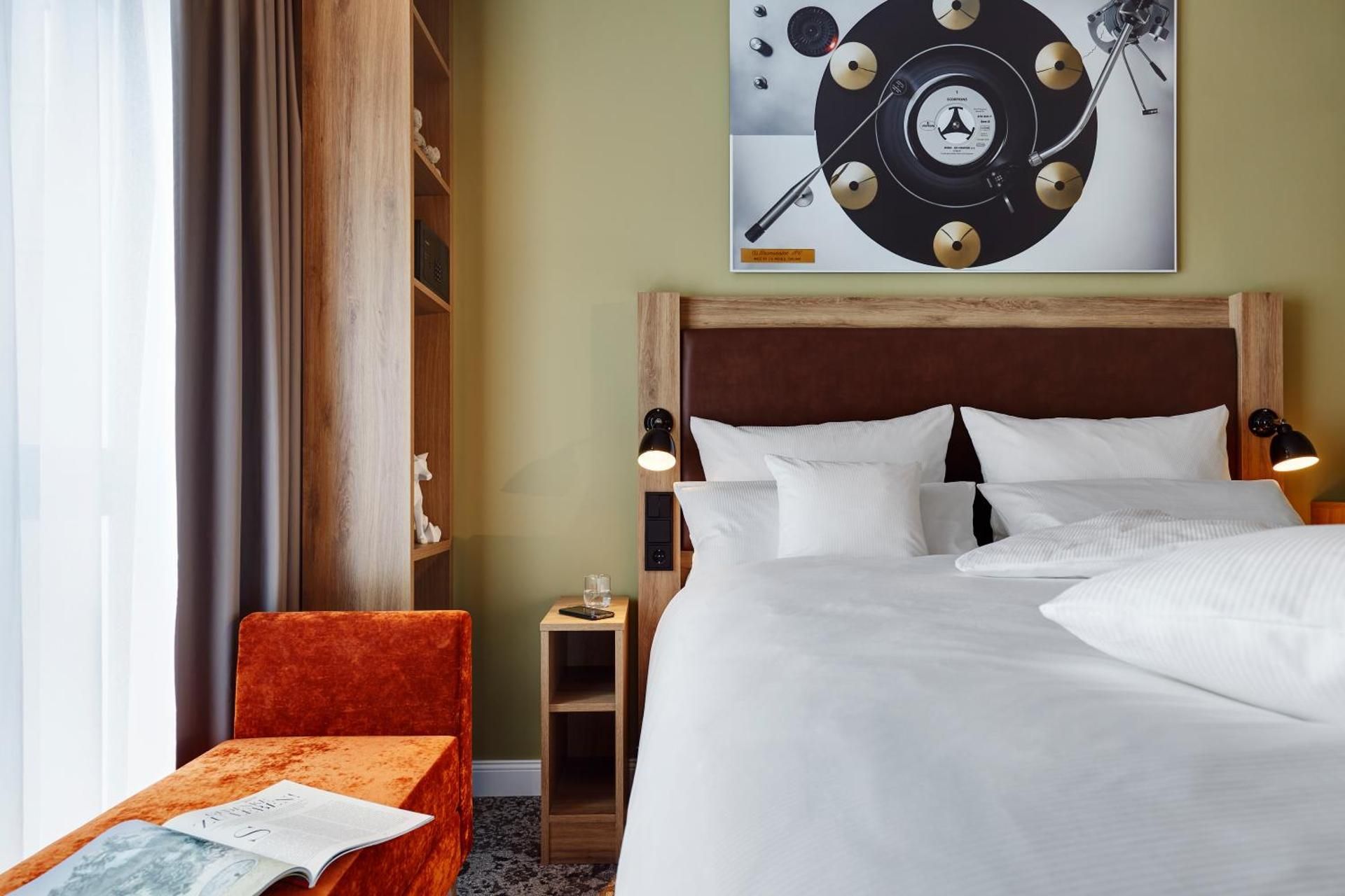 1 Queen Bed