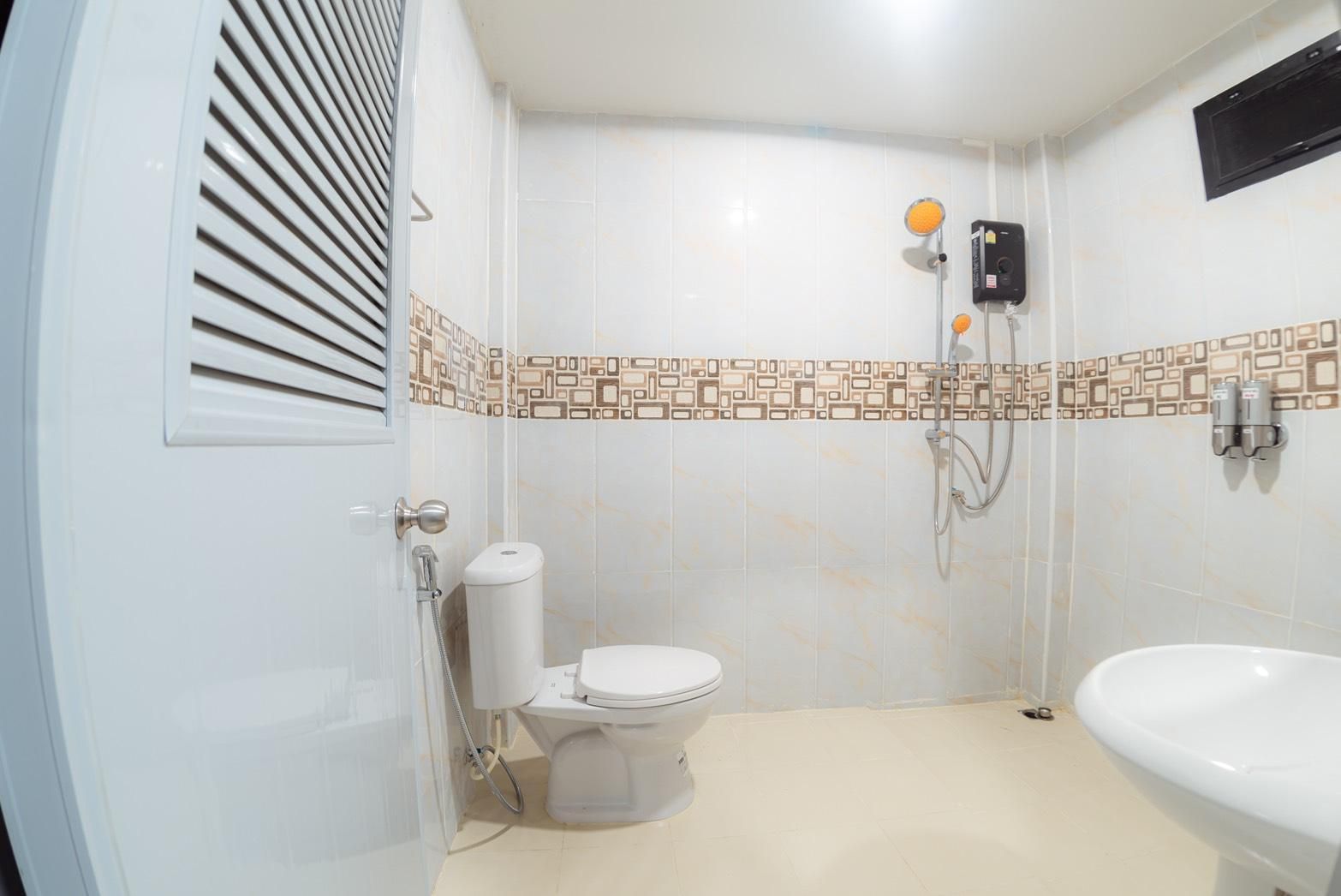 The Room Hotel Kamphaengphet2 Deluxe Triple 2