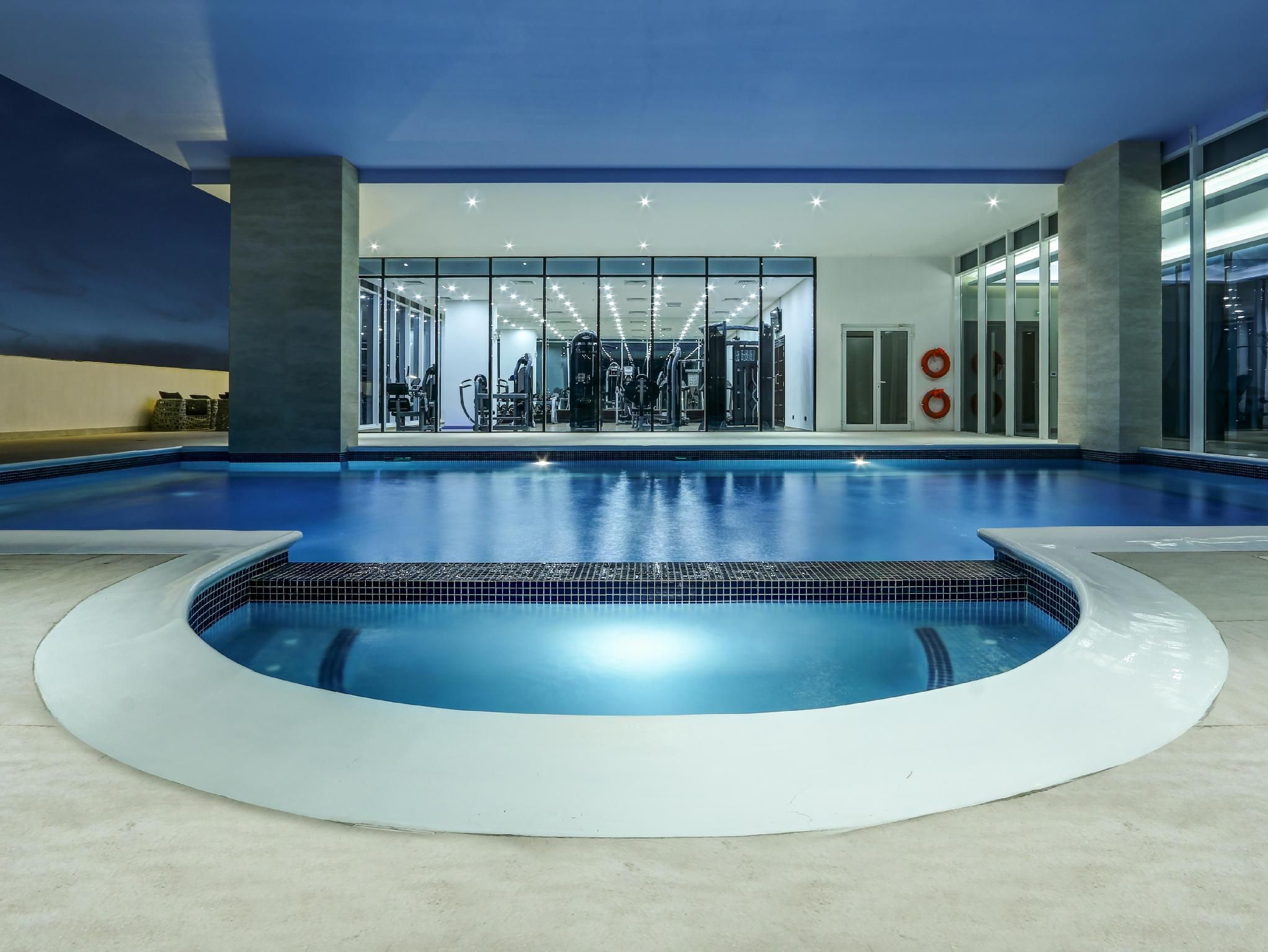 swimming pool [outdoor]