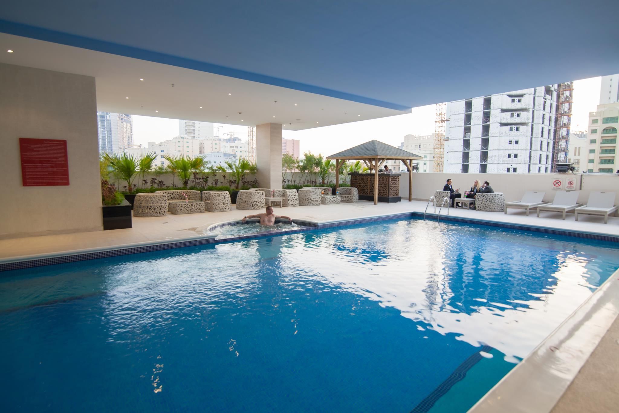 swimming pool [outdoor]