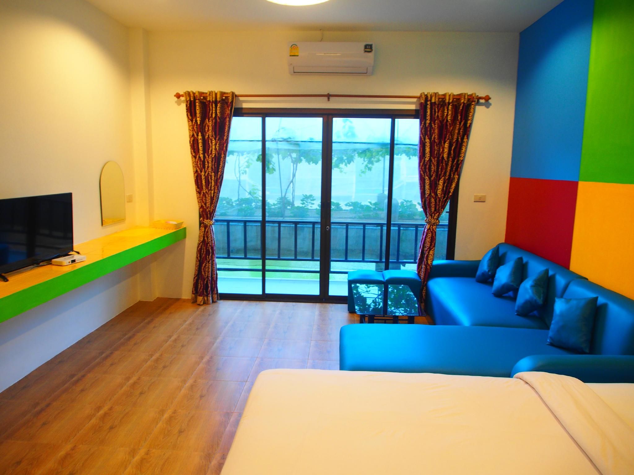 Melon Sky Superior Double Room with Sofa Bed 2