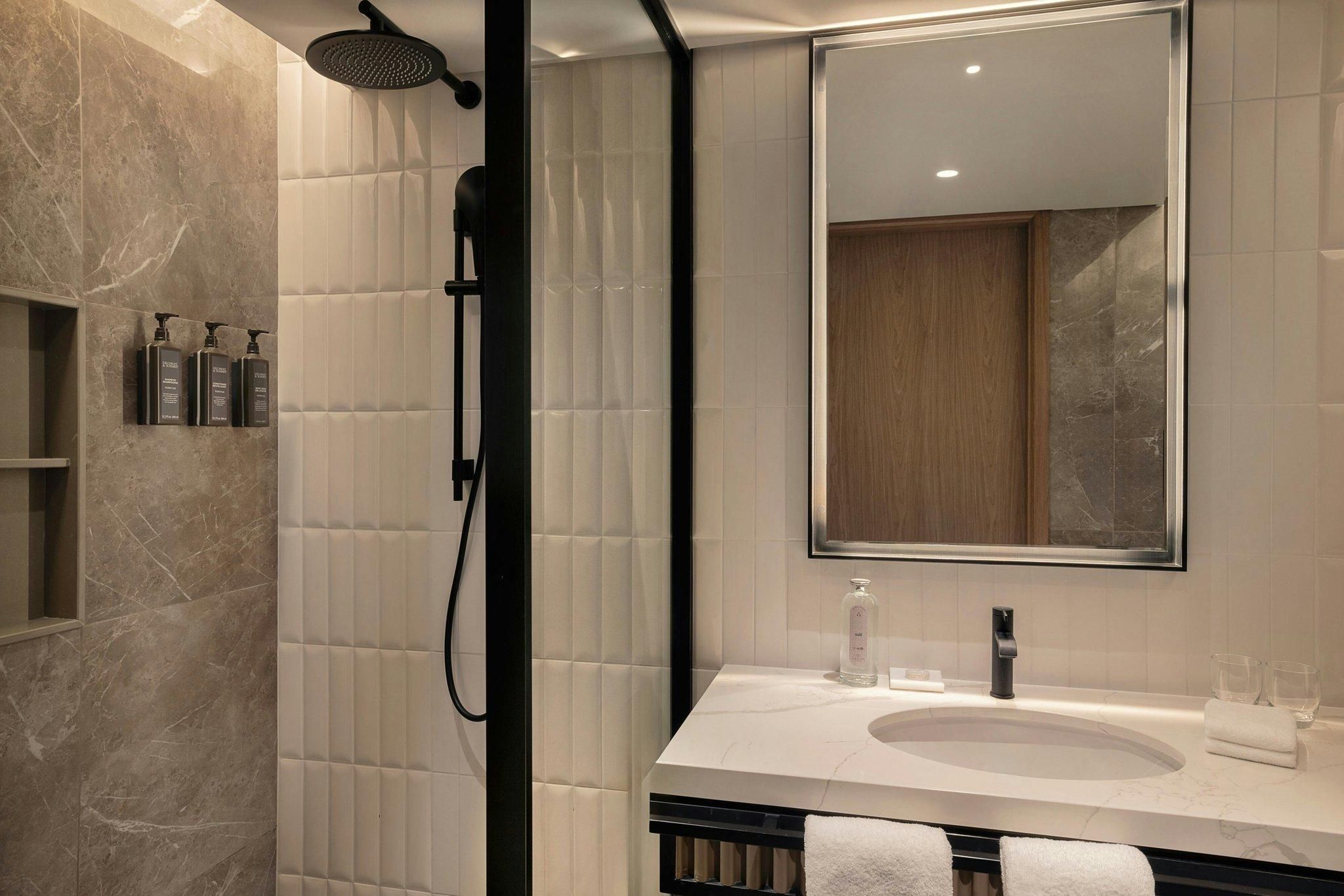 Club lounge access, Club Guest room, 1 King, City view