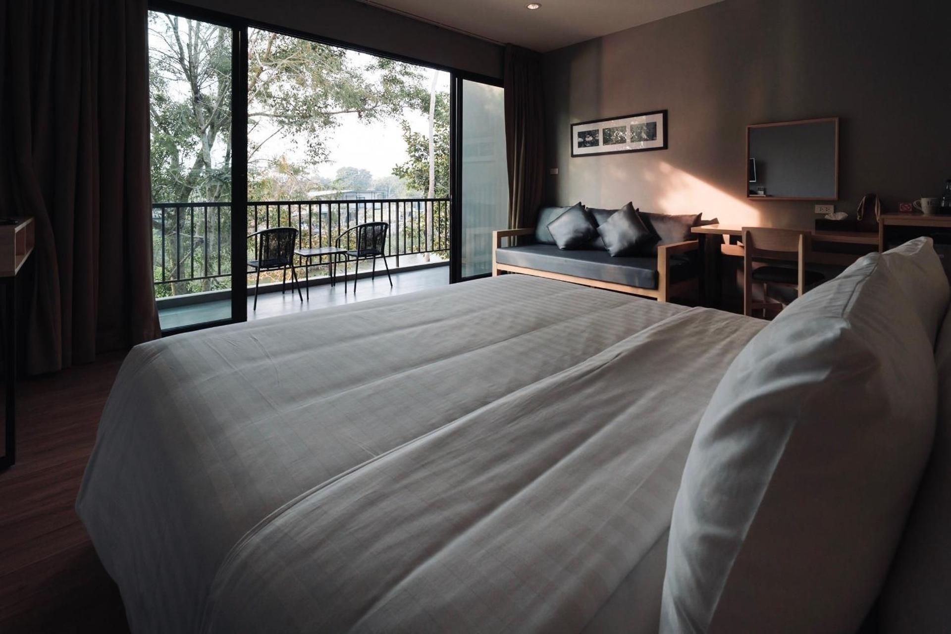 Riverawan Hotel River View Garden King Bed