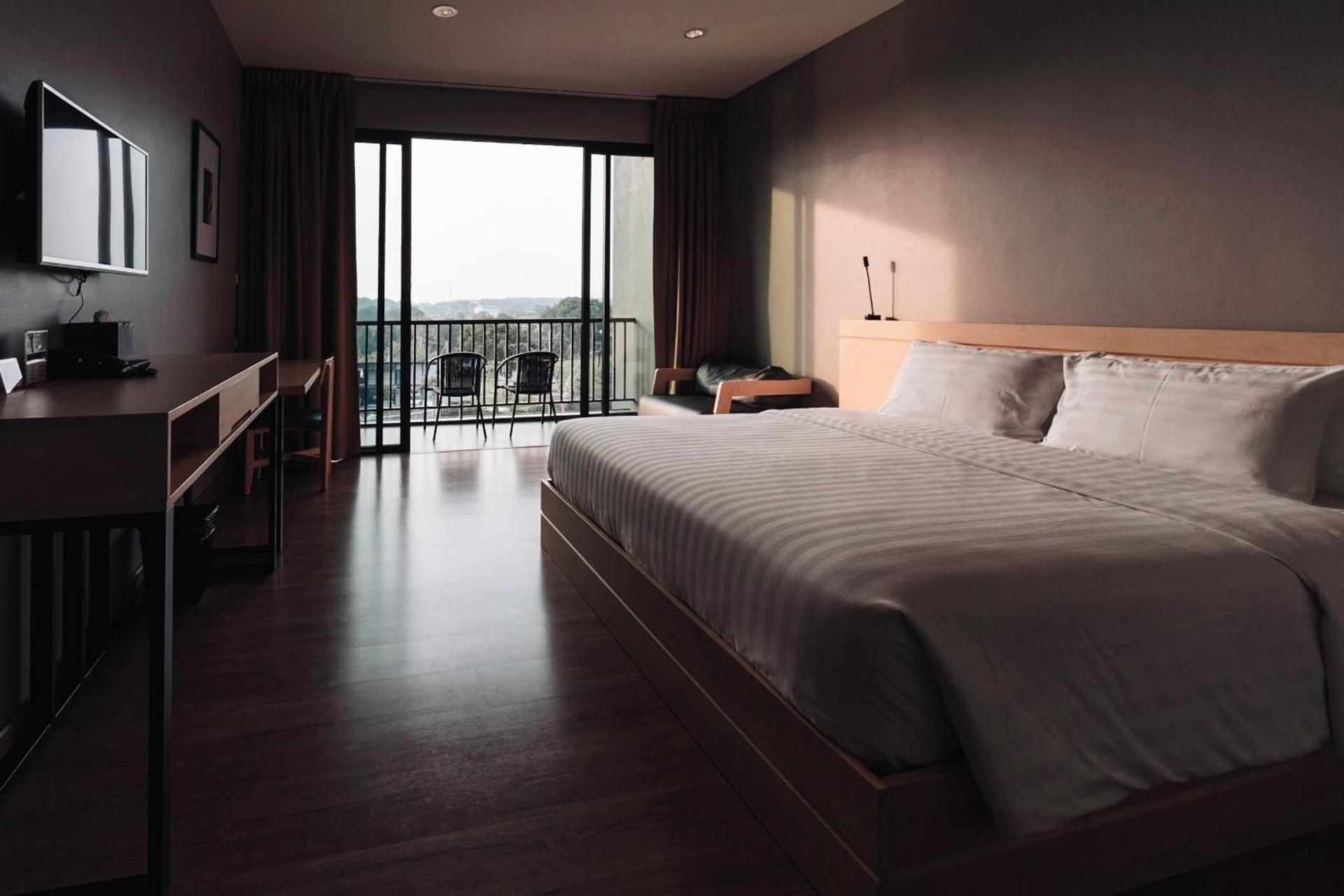 Riverawan Hotel Pool View King Bed