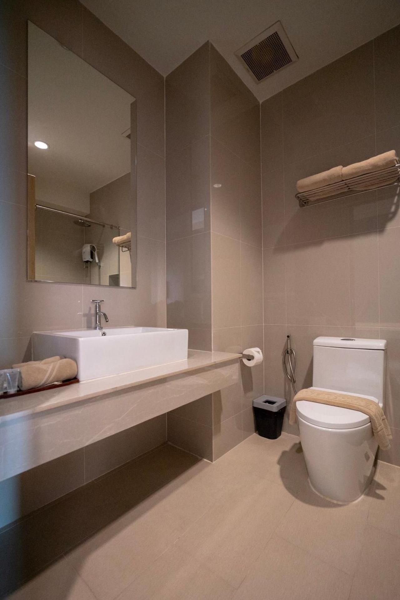 Riverawan Hotel Pool View King Bed 3