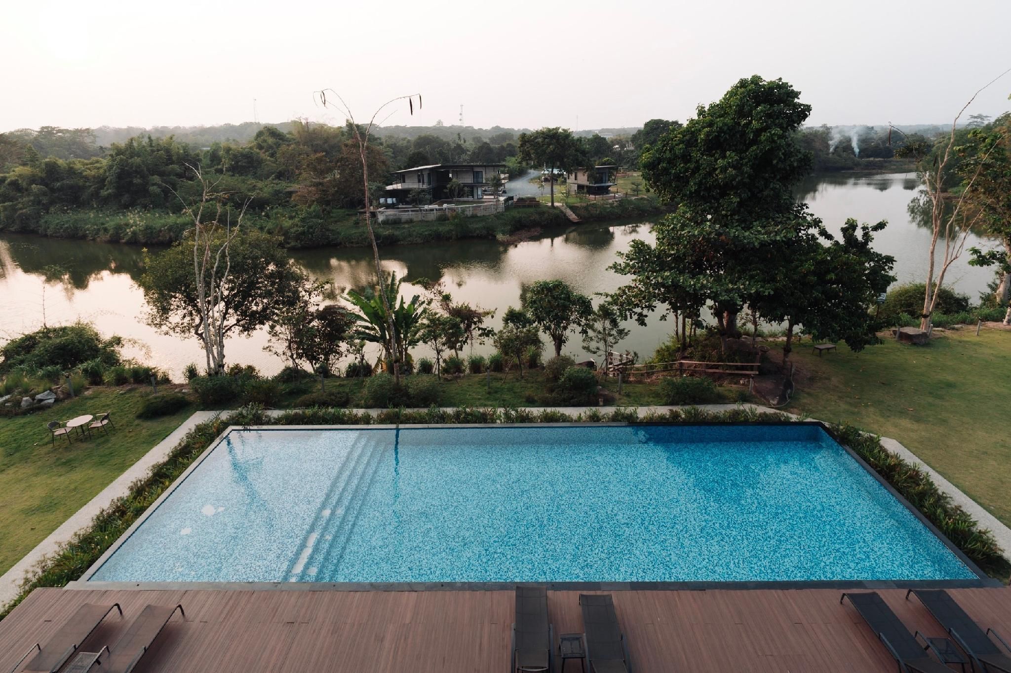 swimming pool [outdoor]