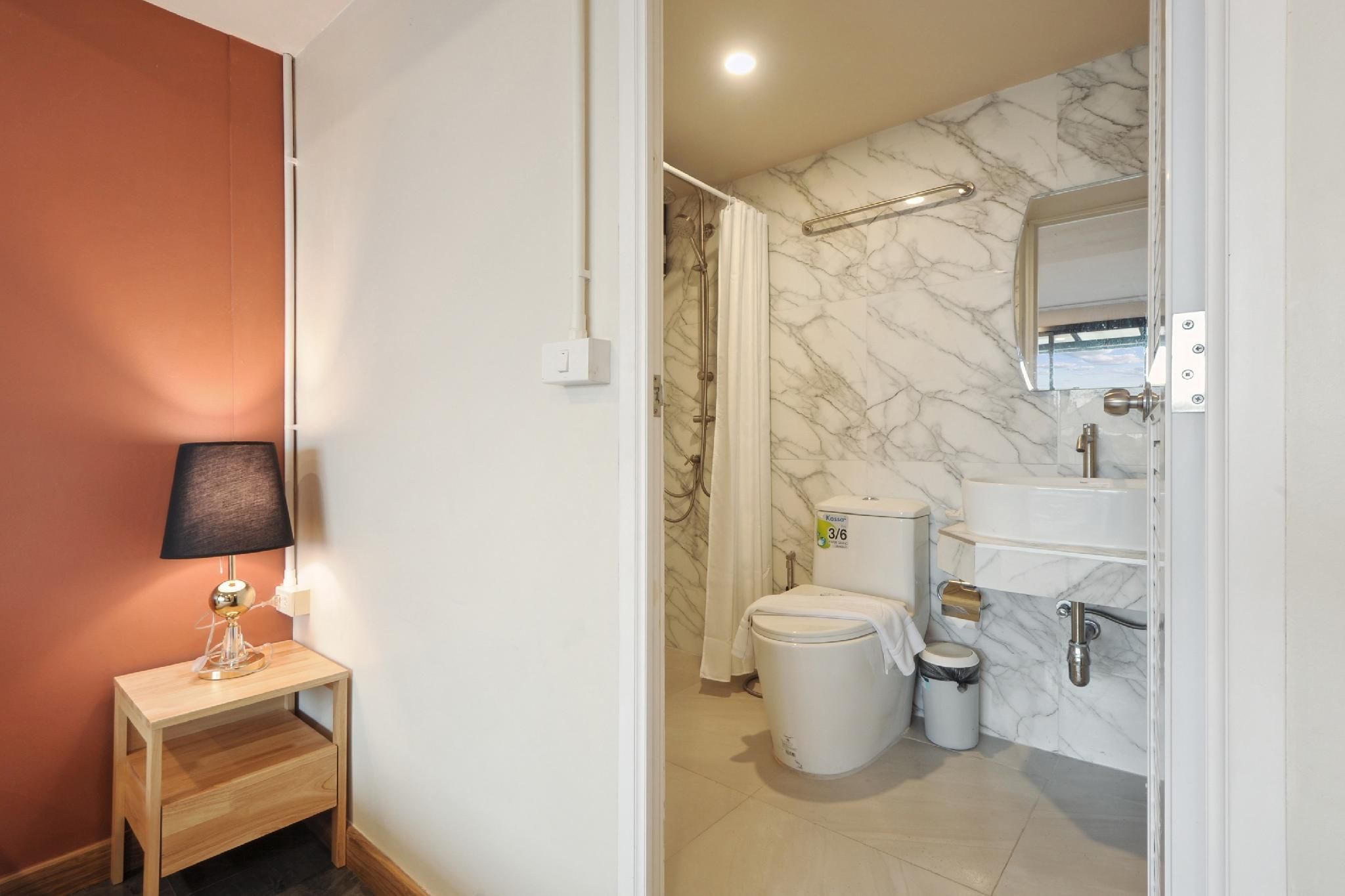 PloyBuri Boutique Hotel Deluxe Triple With Balcony 3