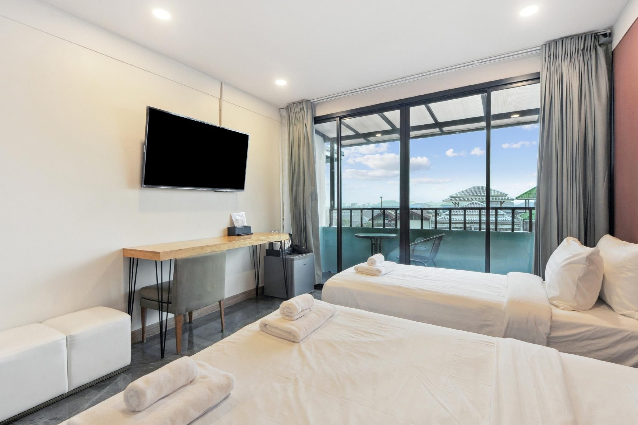 PloyBuri Boutique Hotel Deluxe Triple With Balcony