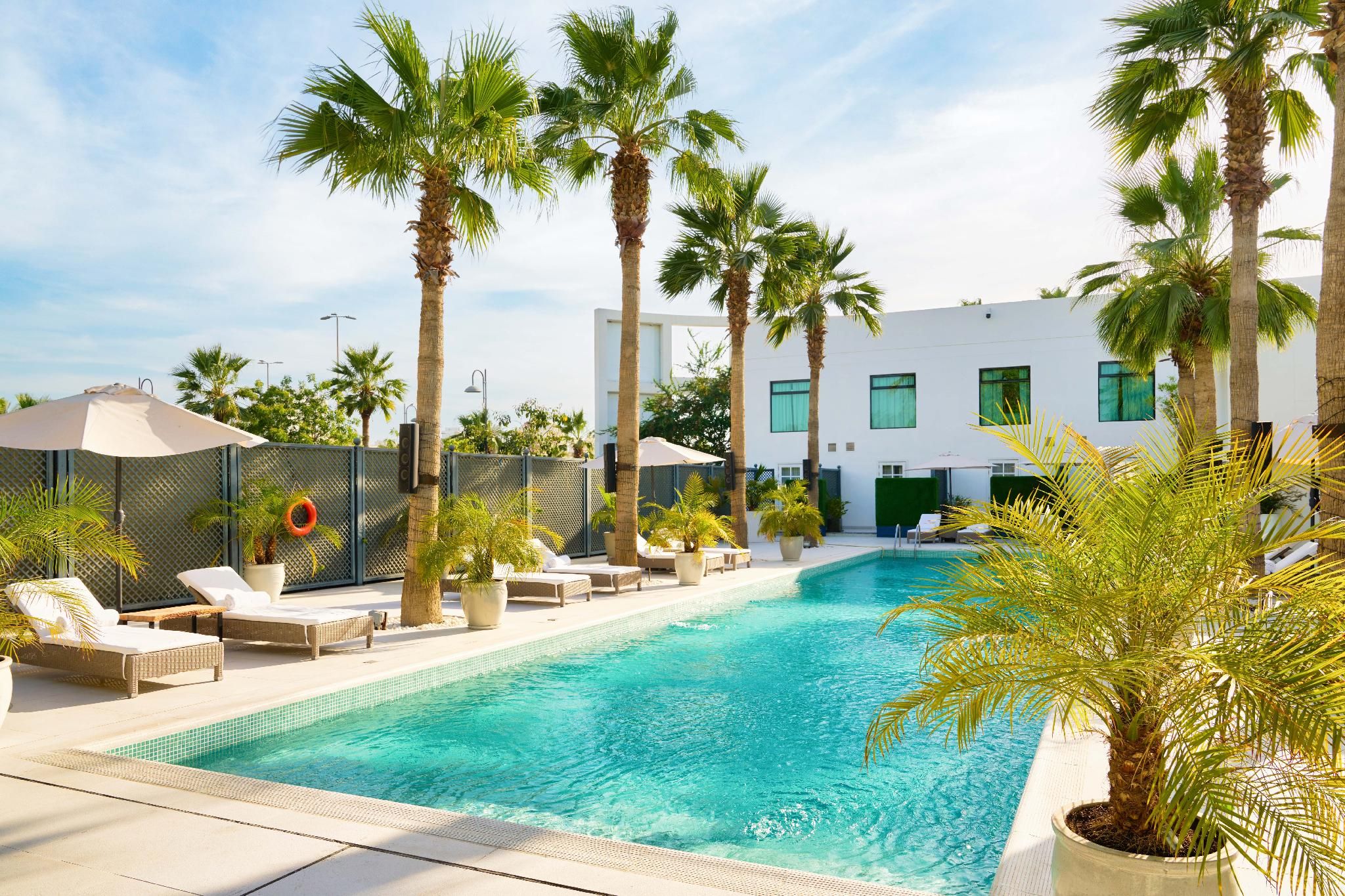 swimming pool [outdoor]