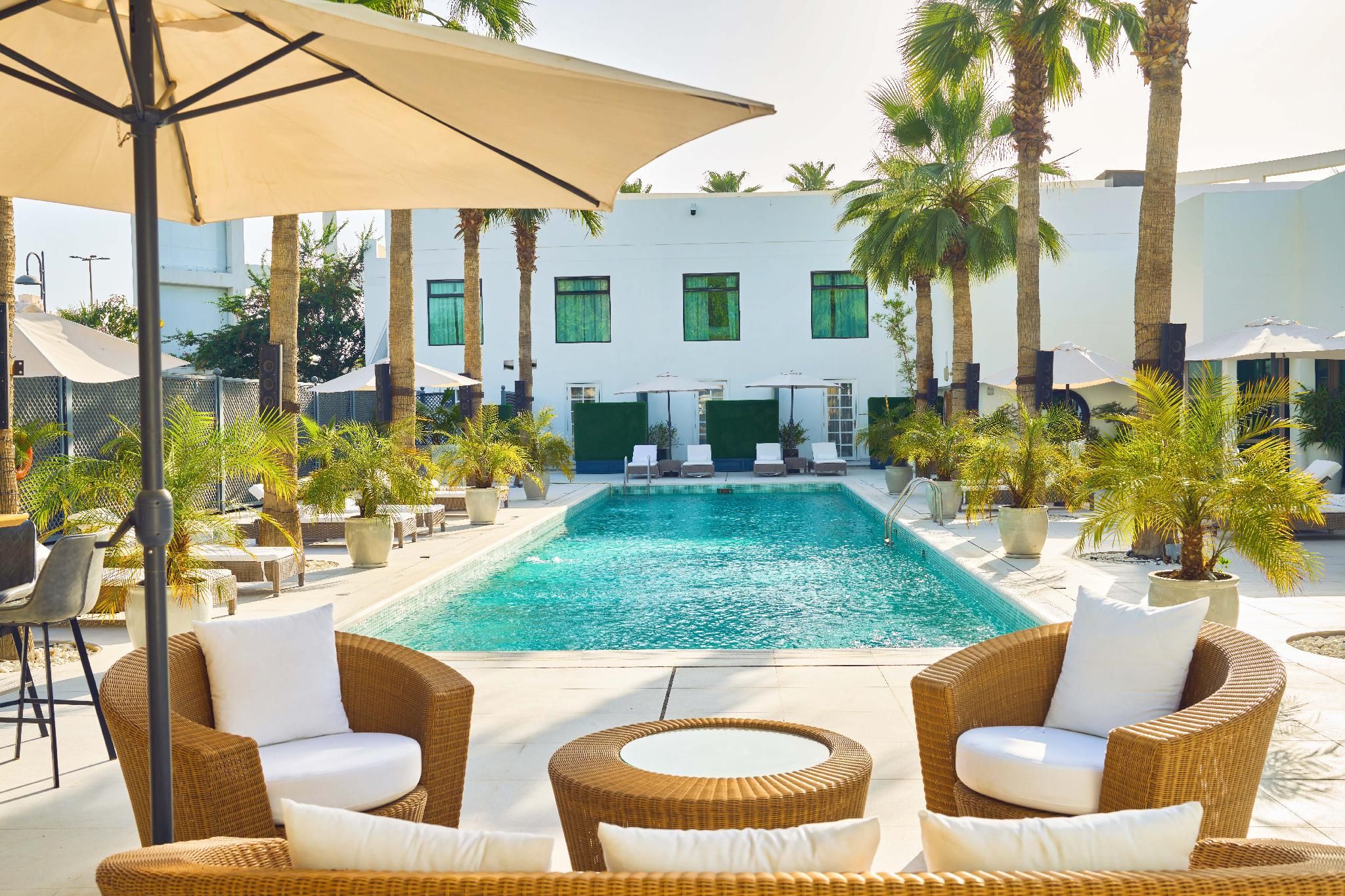 swimming pool [outdoor]