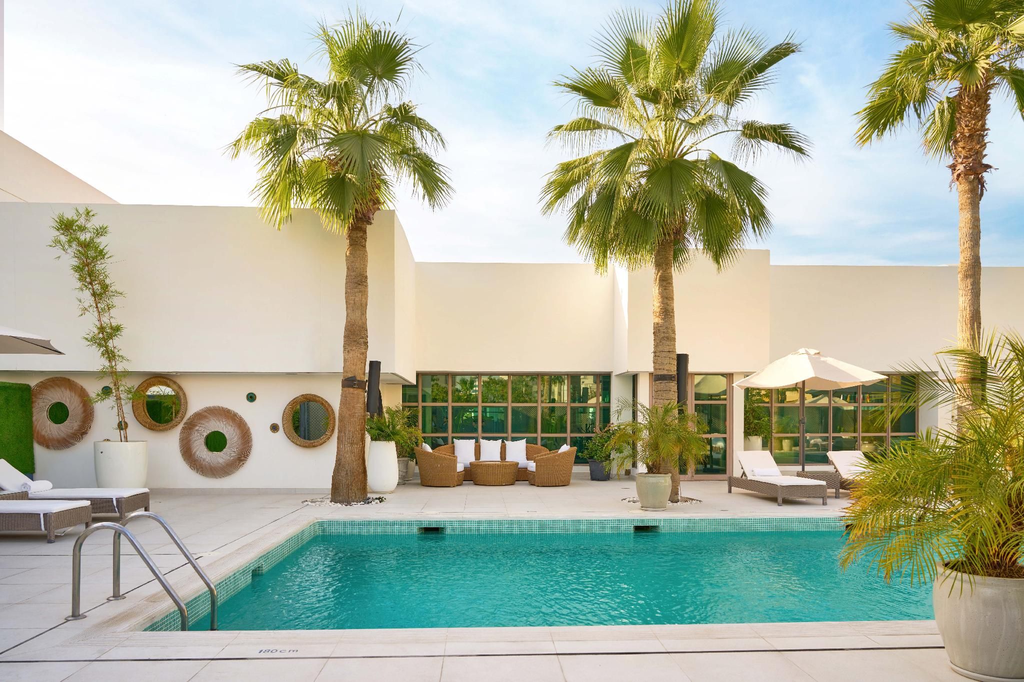 swimming pool [outdoor]