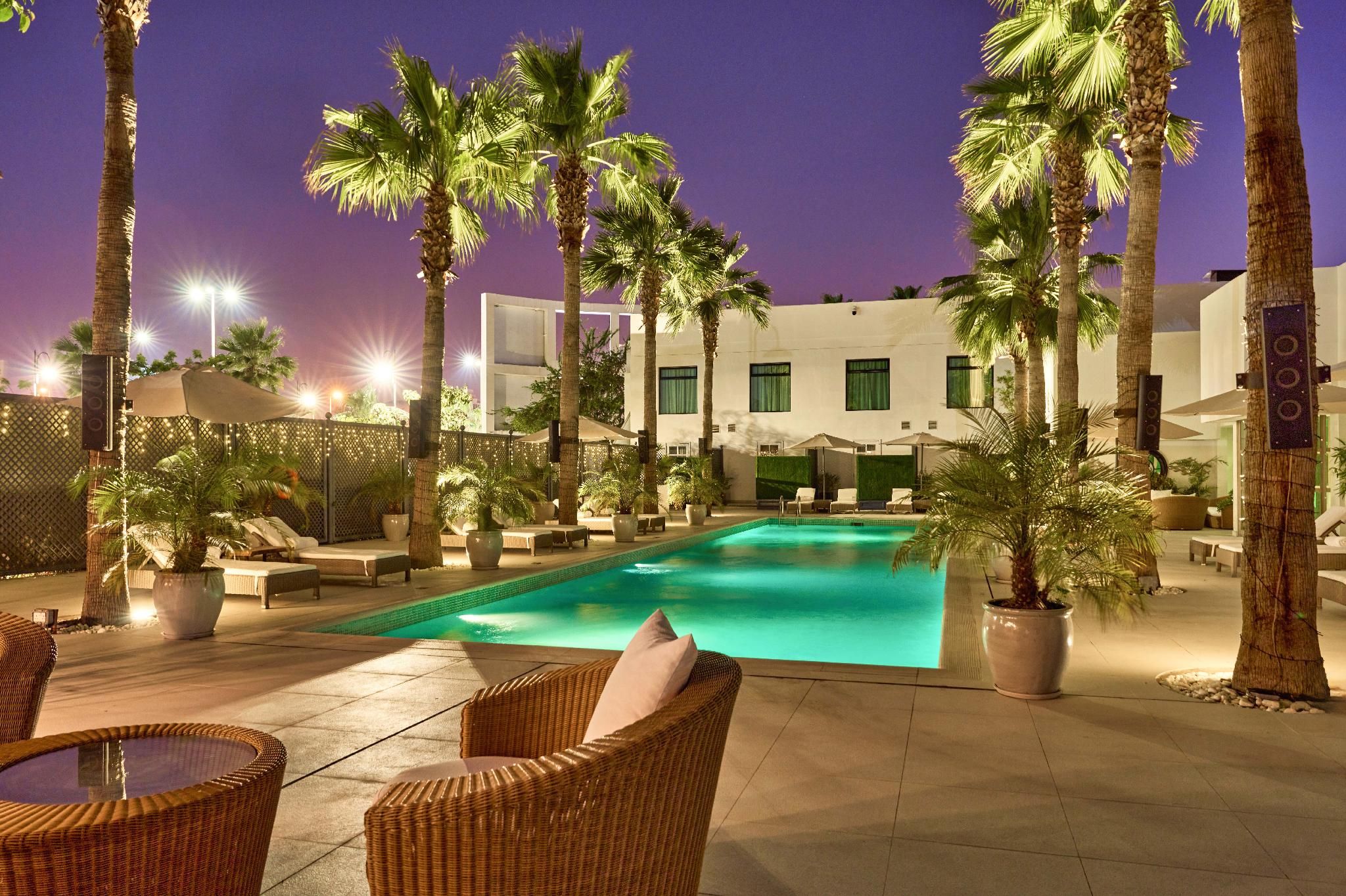 swimming pool [outdoor]