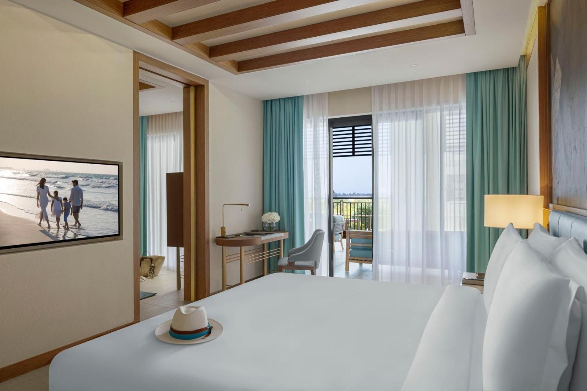 Junior Suite with access to the cinema, playroom, 5 pools and abra boat tour