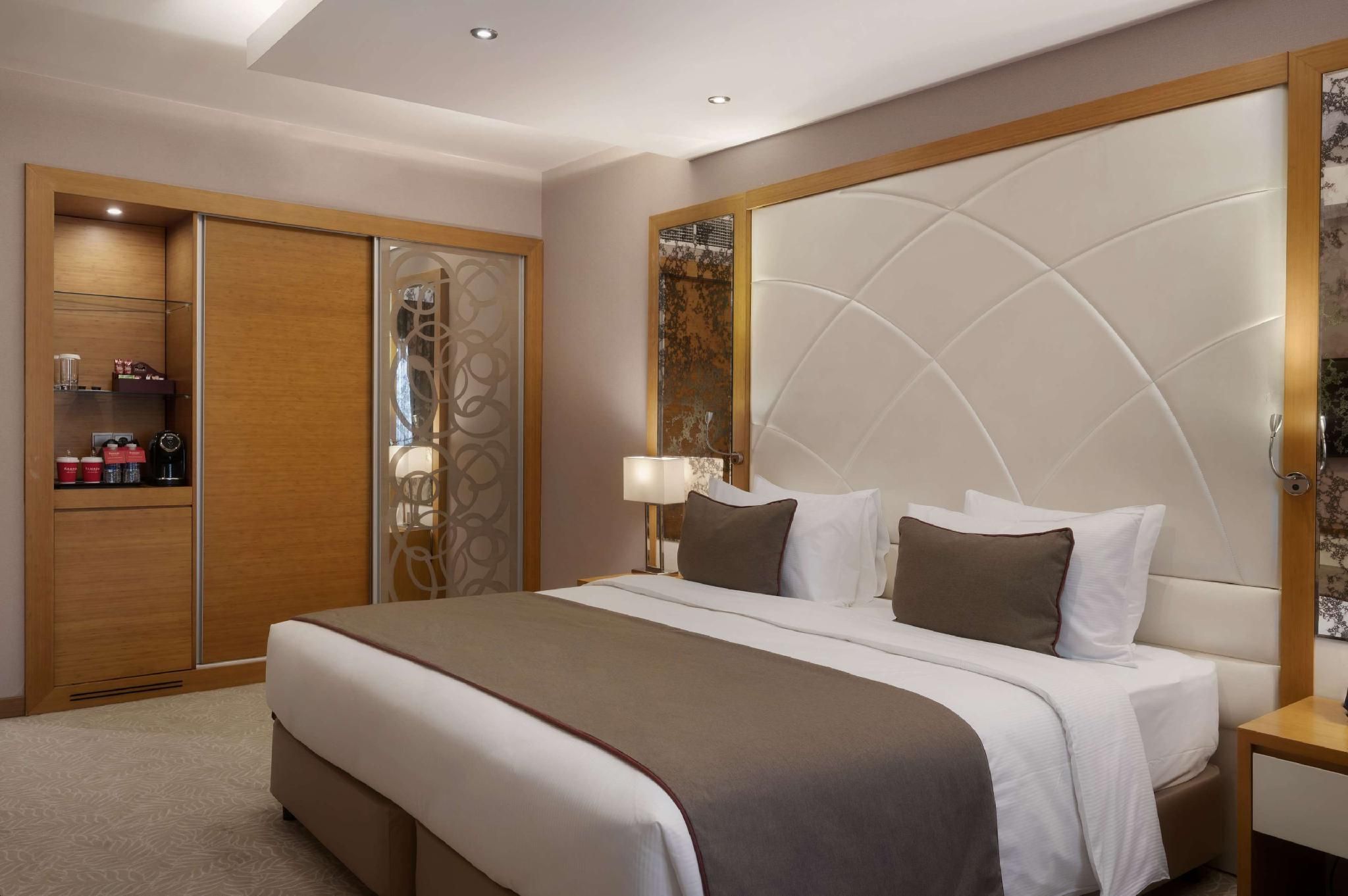 1 King Bed, Non-Smoking