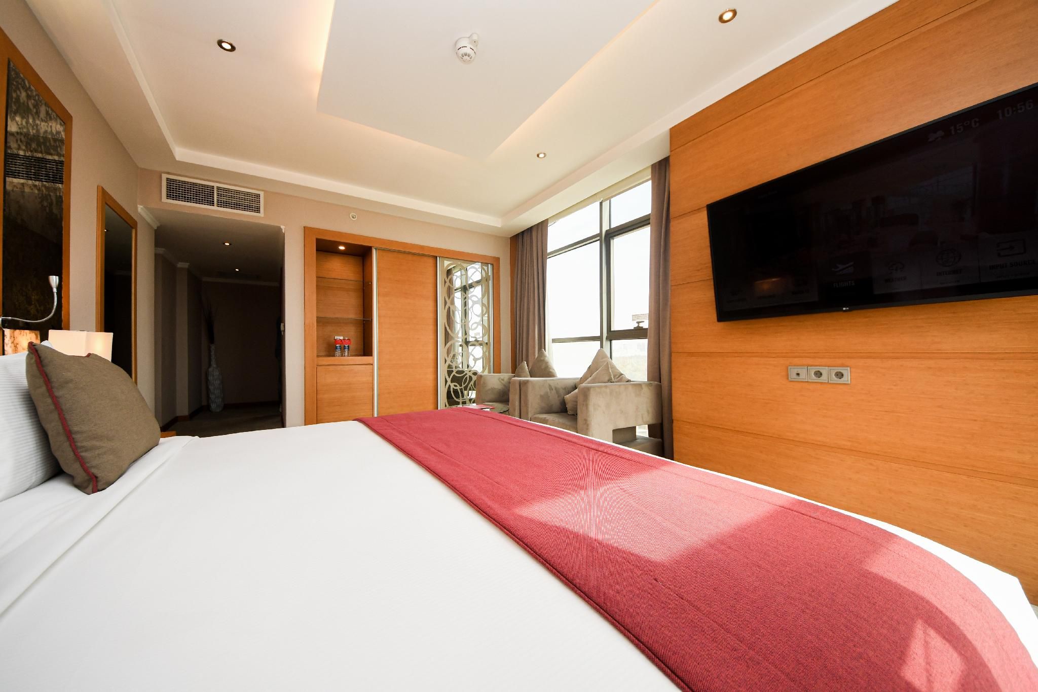 1 King Bed, Junior Suite, Smoking