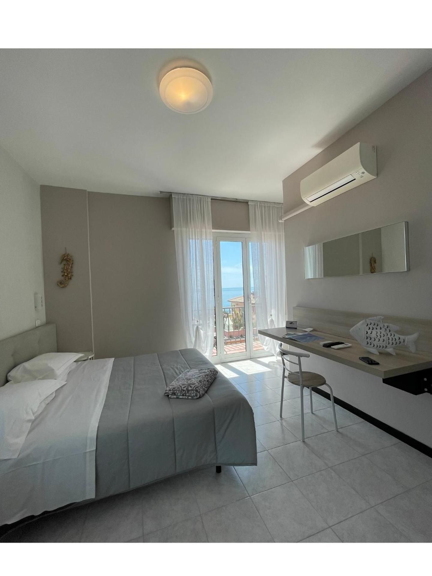 Deluxe Double Room with Balcony and Sea View