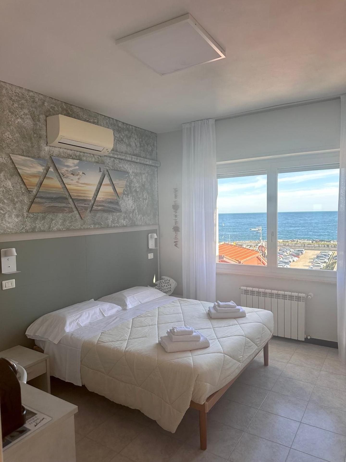 Deluxe Double Room with Side Sea View