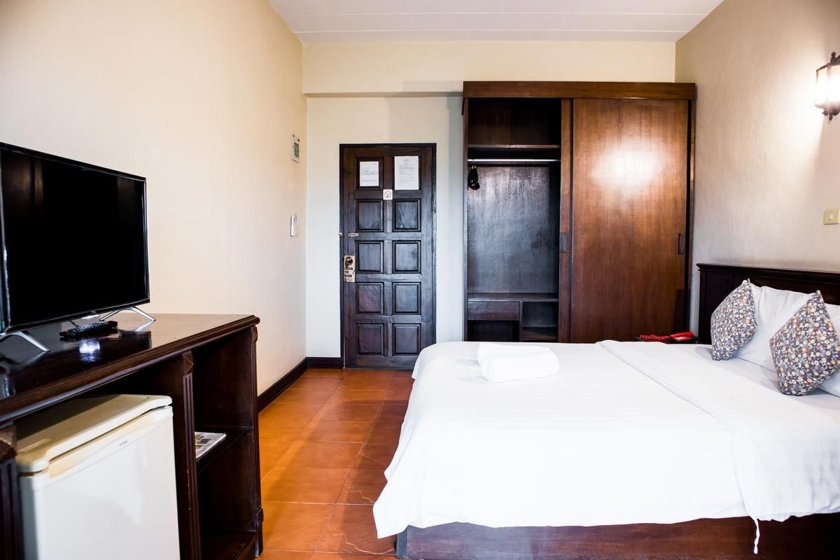 Phaya Inn Deluxe King Bed 2