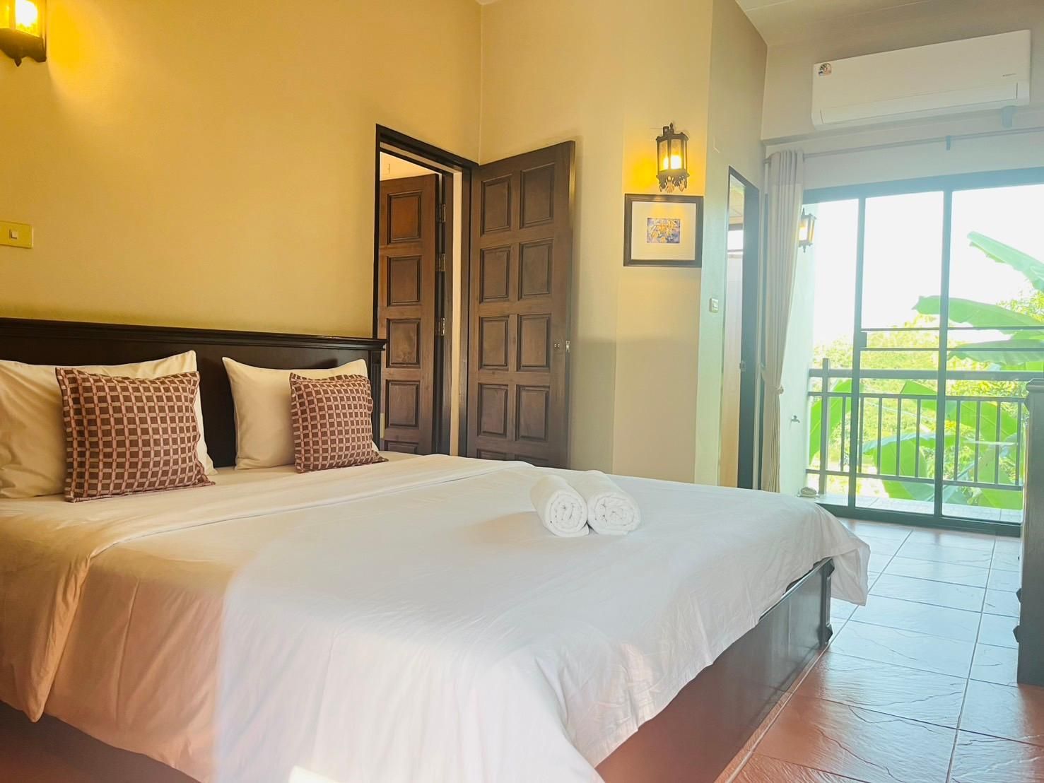Phaya Inn Deluxe Connecting King and Twin Rooms