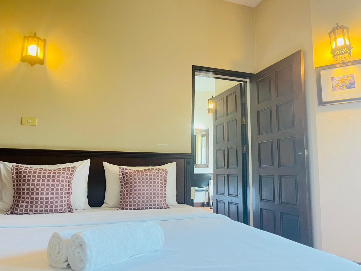 Phaya Inn Deluxe Connecting King and Twin Rooms 3