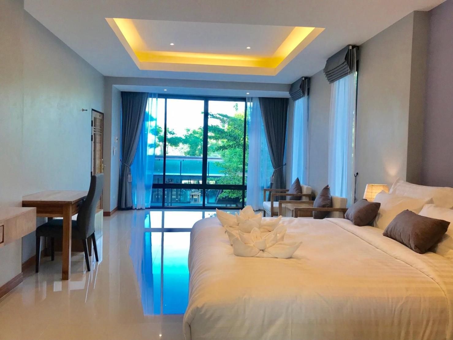 Suite with Pool View
