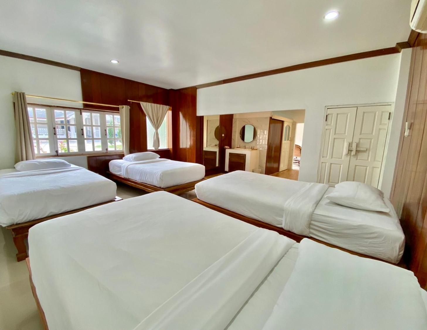 Funwan Hotel Deluxe Room with 4 Beds for 4 People