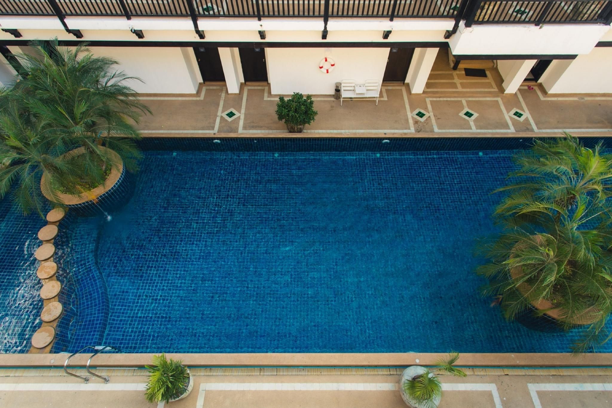 swimming pool [outdoor]