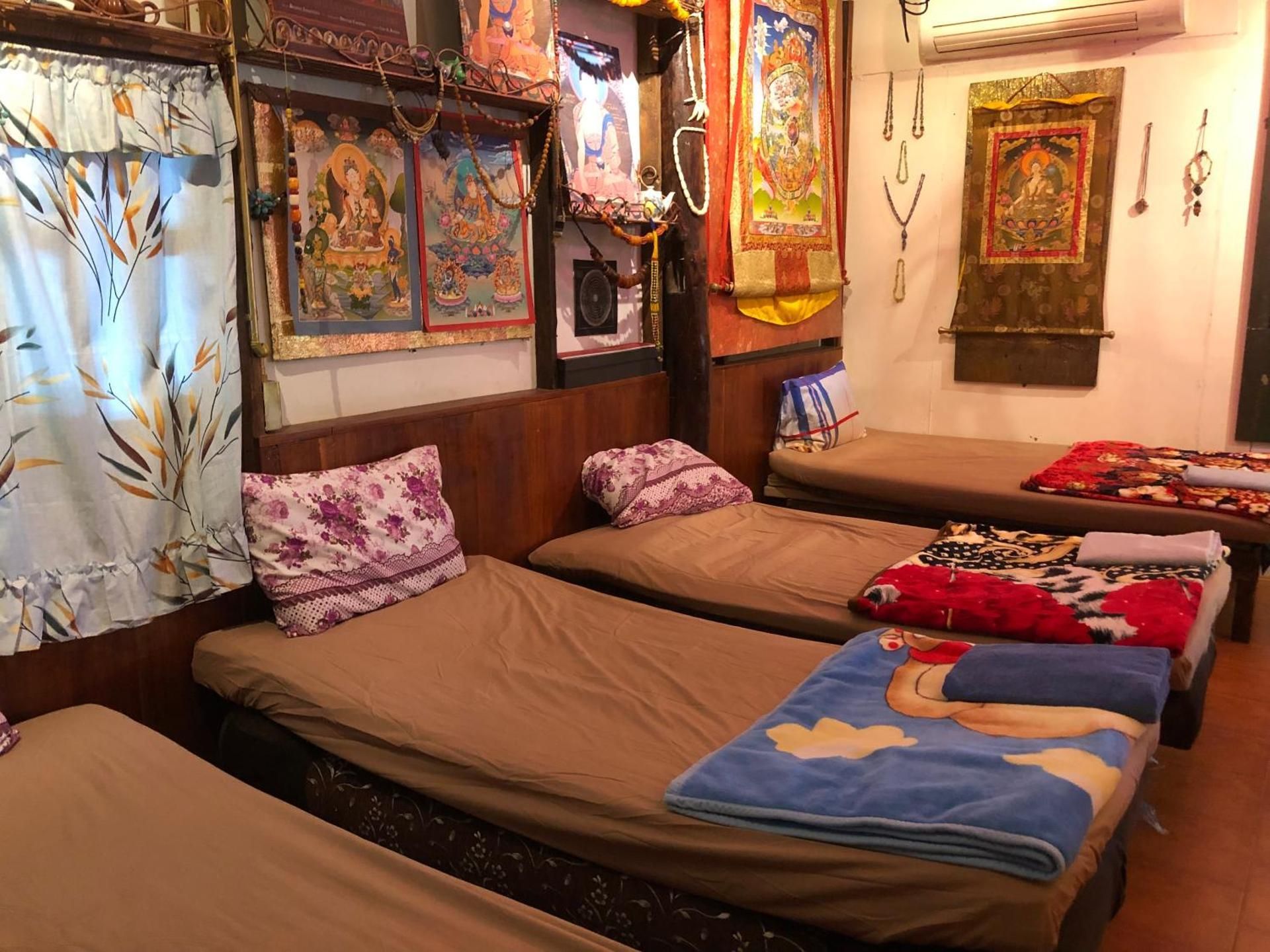 Single Bed in Mixed Dormitory Room