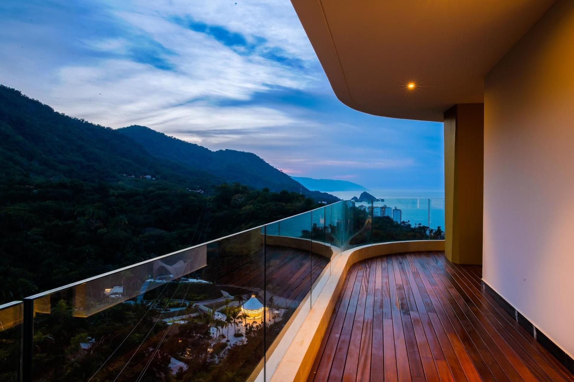Ultra Mousai Corner Suite South