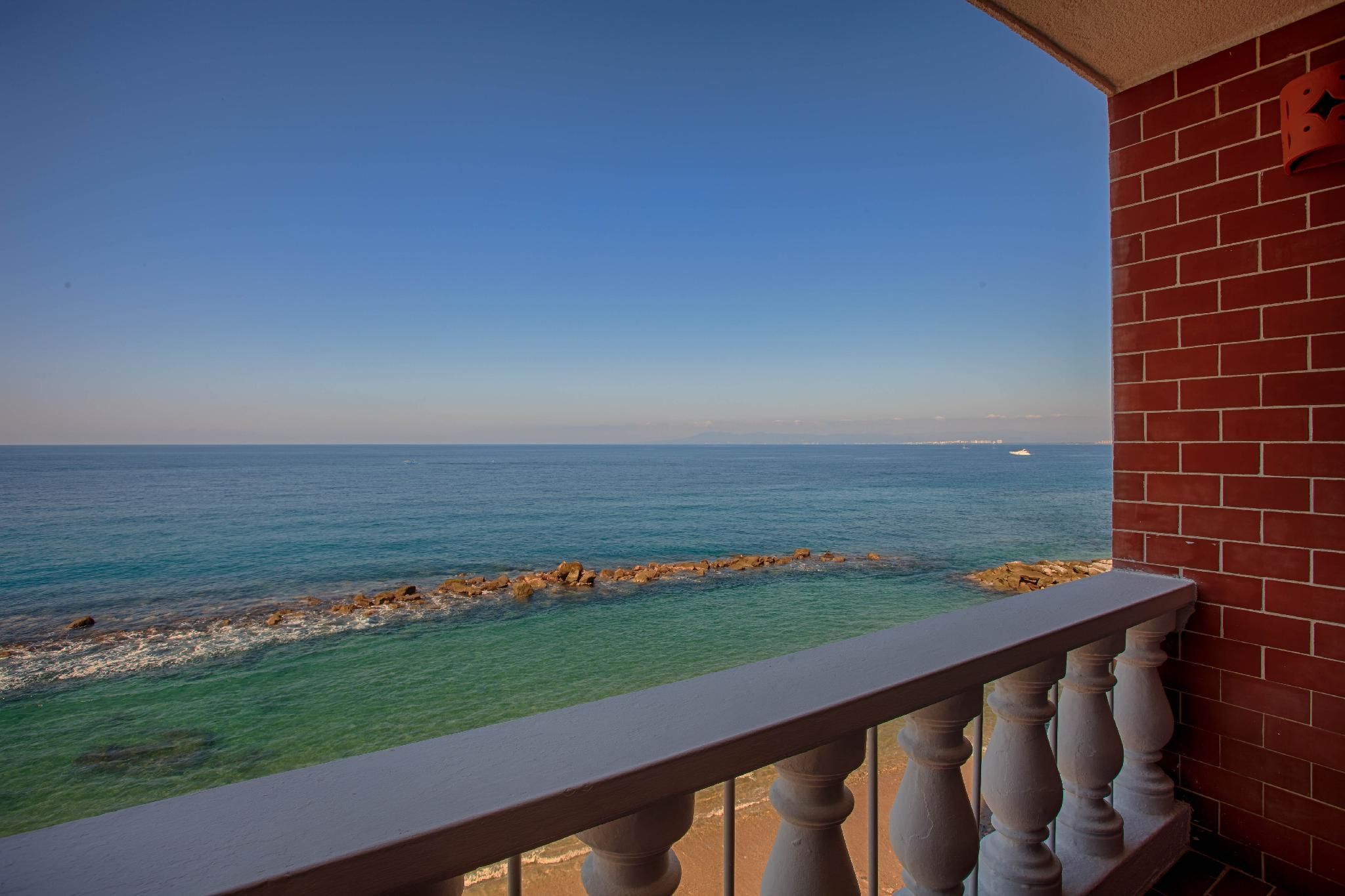 Deluxe 2 Queens Oceanfront