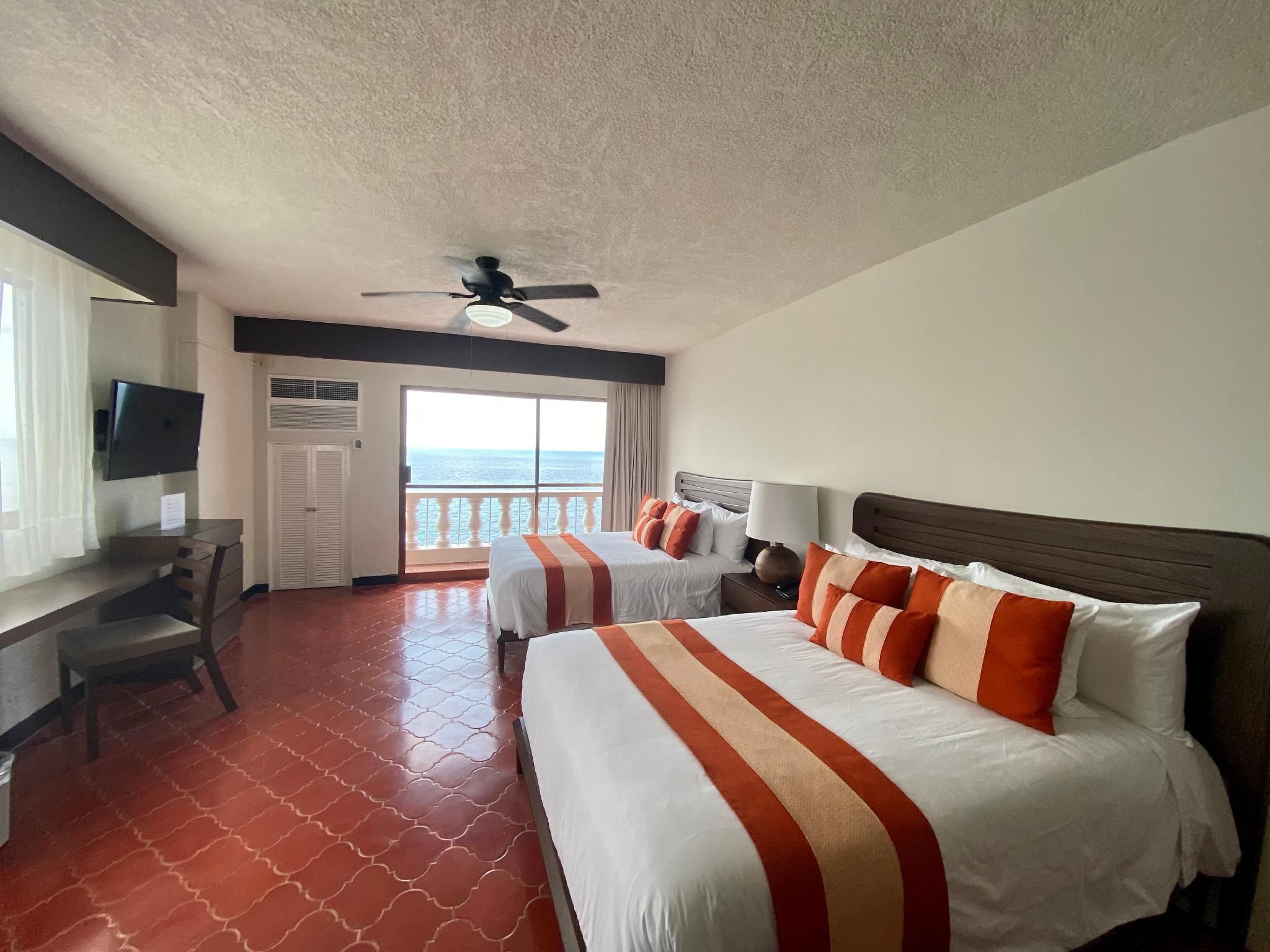 Deluxe 2 Queens Oceanfront