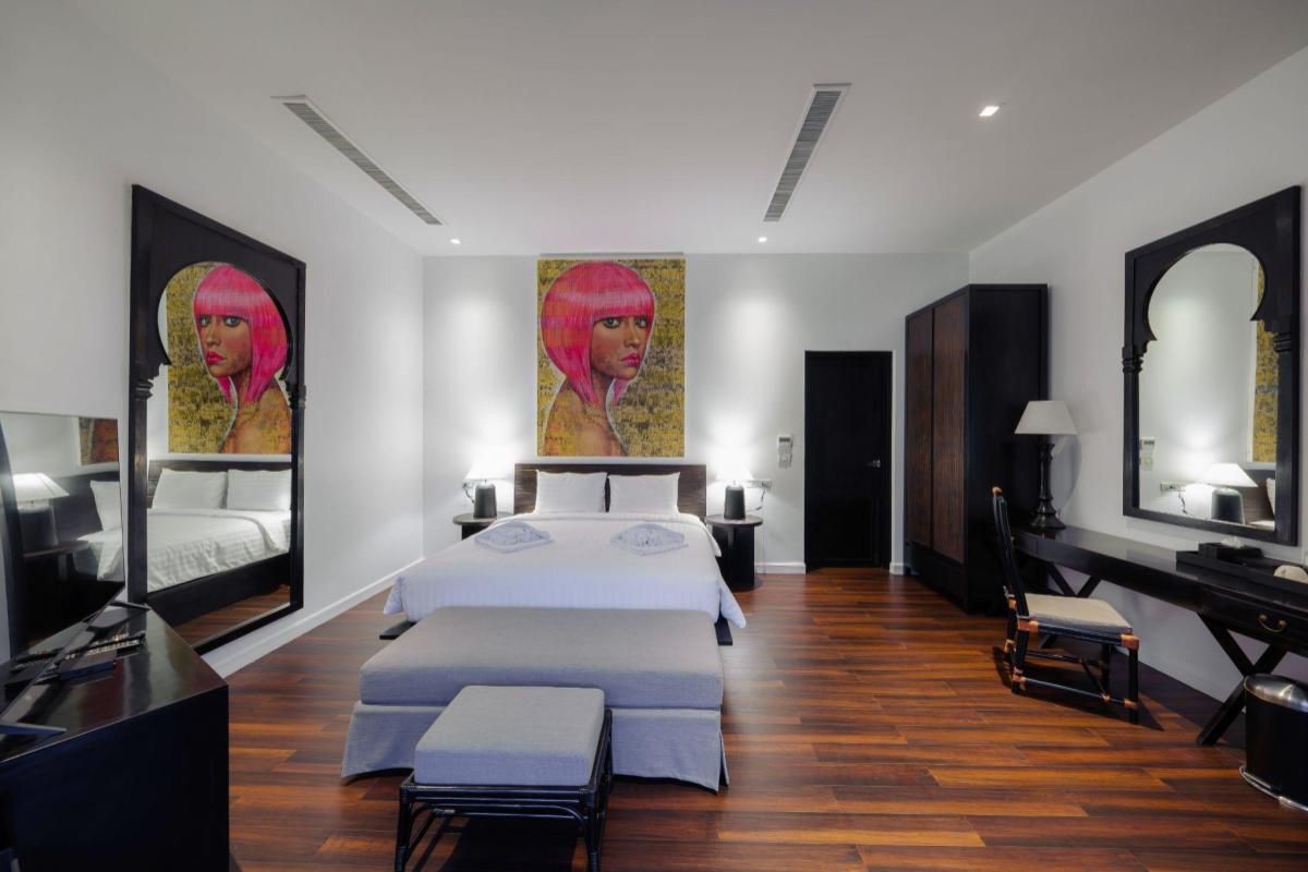 Deluxe King Room with Pool Access