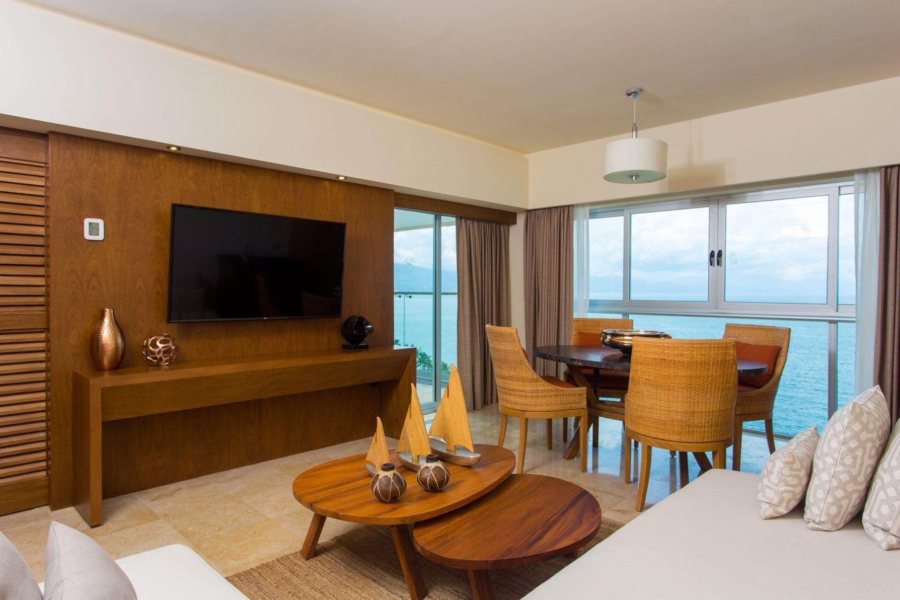 Club level, 1 Bedroom Larger Suite, 1 King, Master Suite view, Bay view, High floor, Balcony