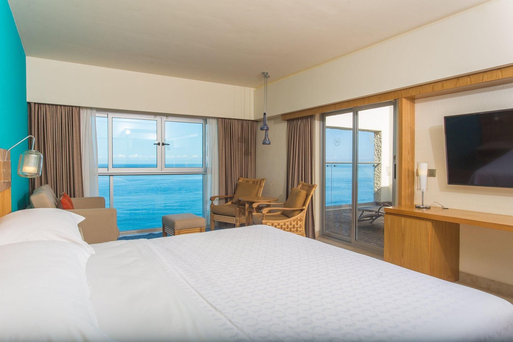 Club level, Junior Suite, 1 King, Bay view, High floor, Balcony, Whirlpool