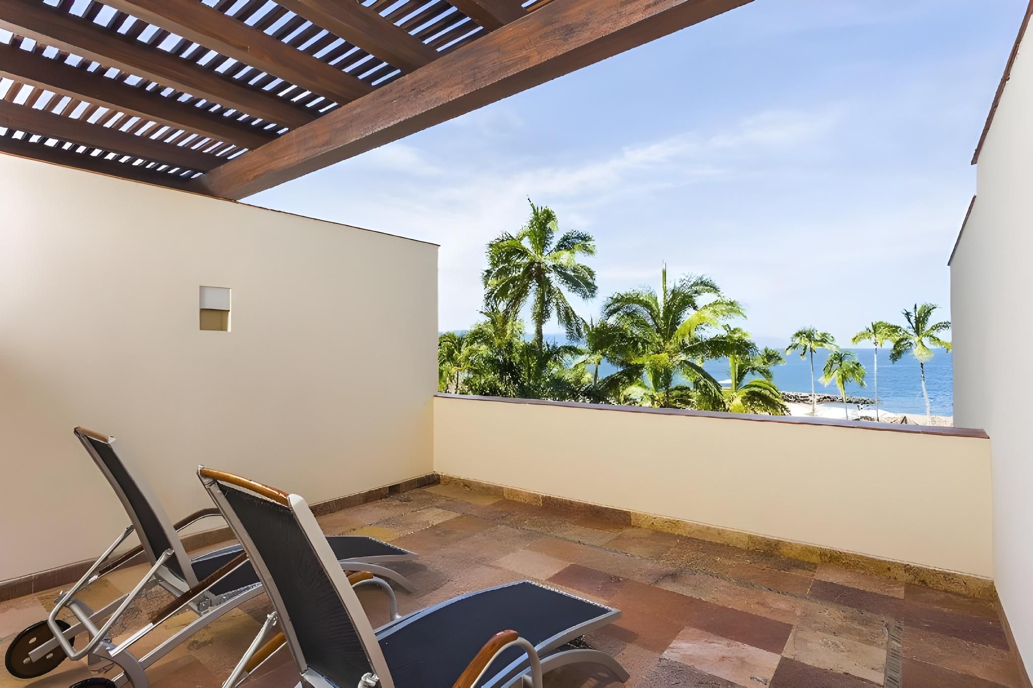 Deluxe Guest room, 1 King, Garden view, Terrace