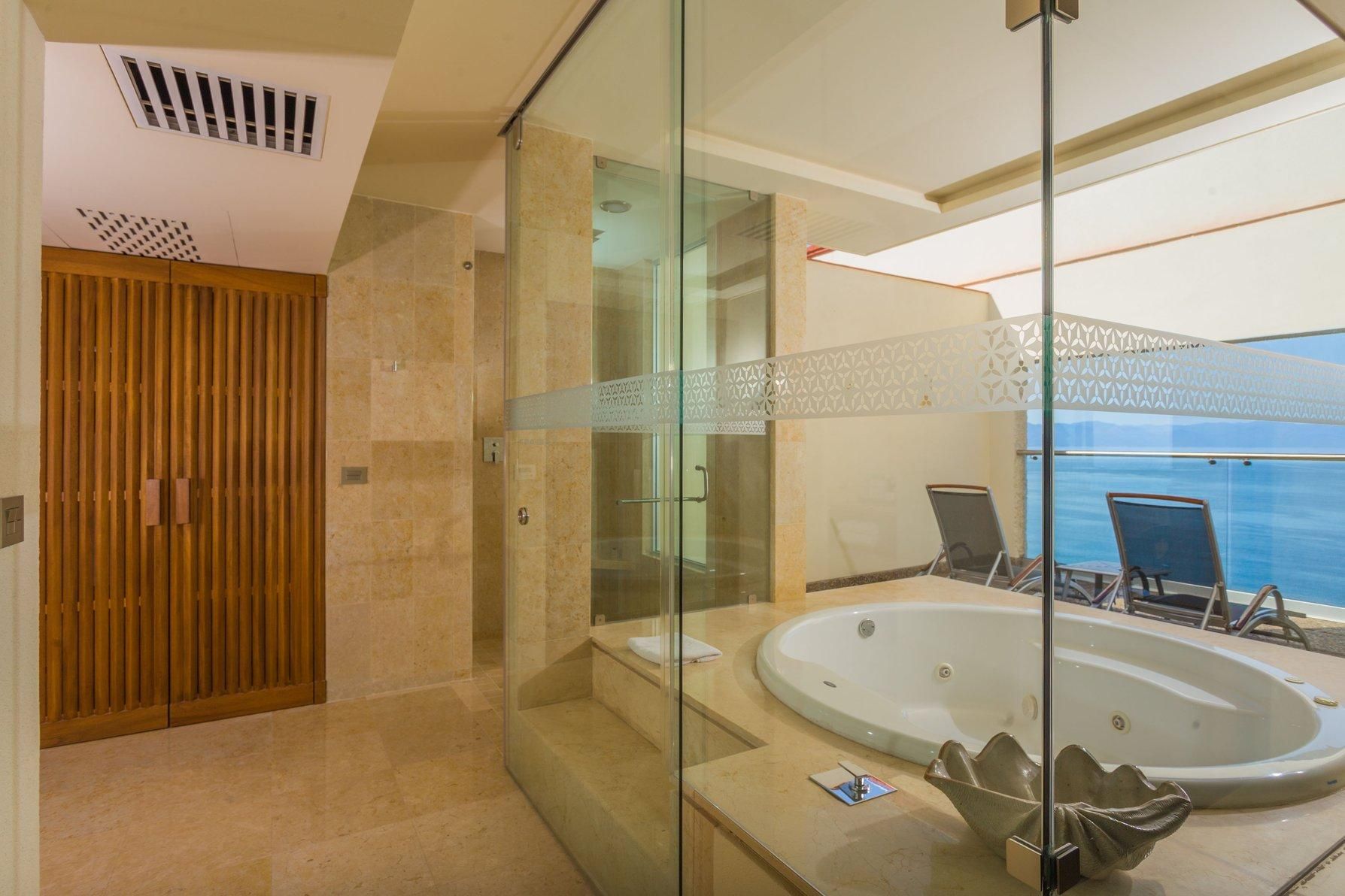 Club level, 1 Bedroom Larger Suite, 1 King, Master Suite view, Bay view, High floor, Balcony