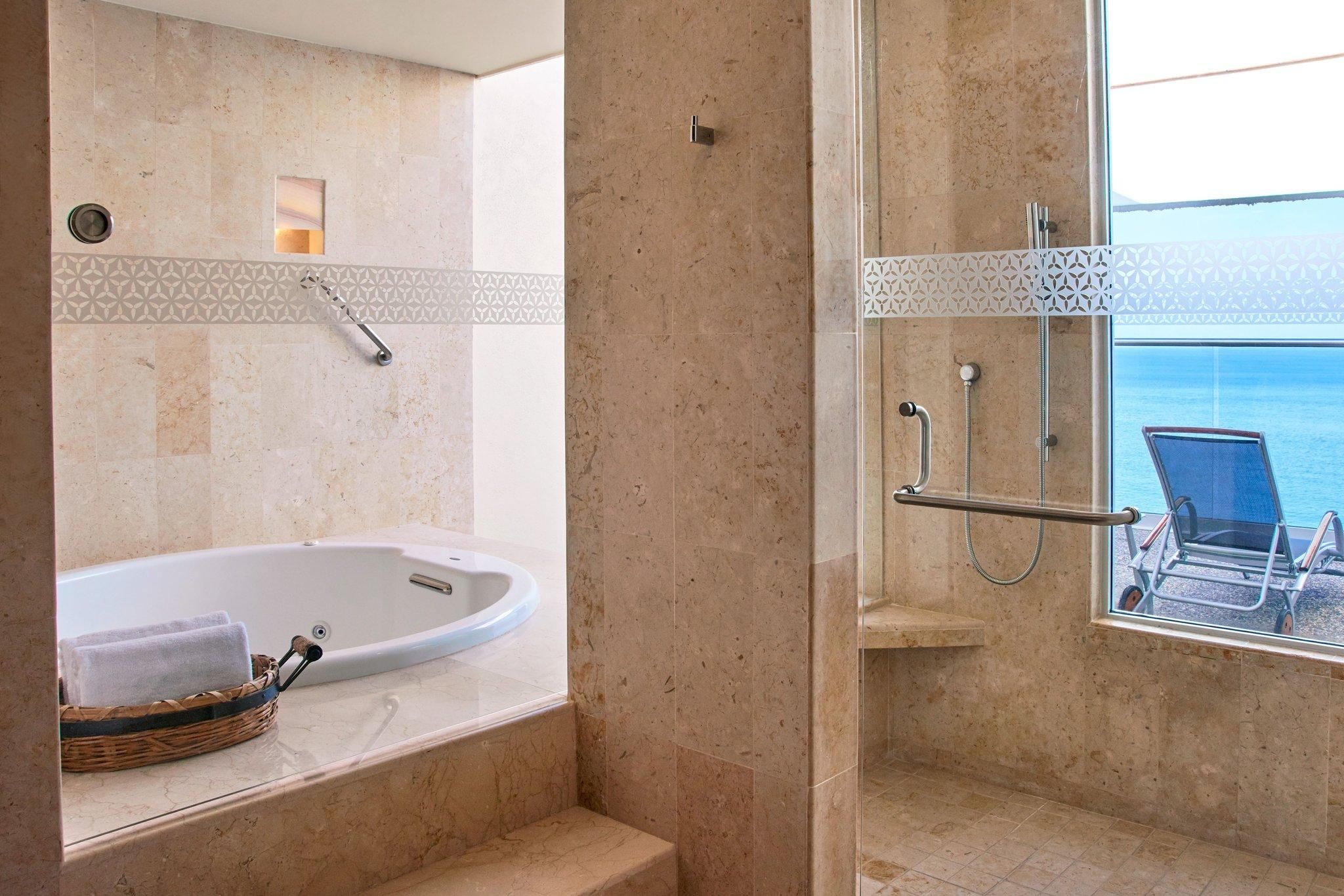 Club level, Junior Suite, 1 King, Bay view, High floor, Balcony, Whirlpool