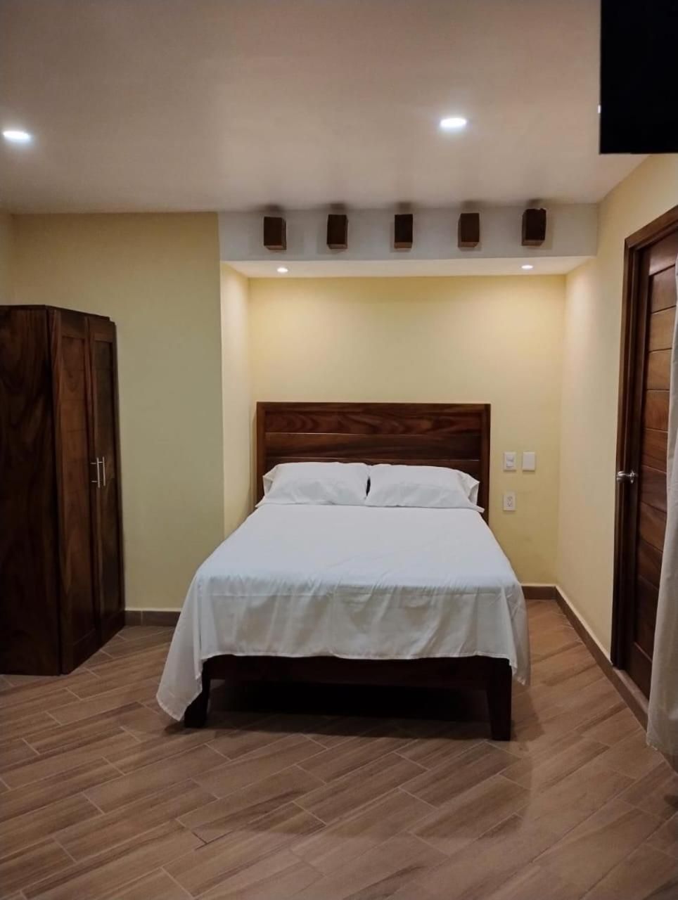 Deluxe Room (2 Adults + 1 Child)