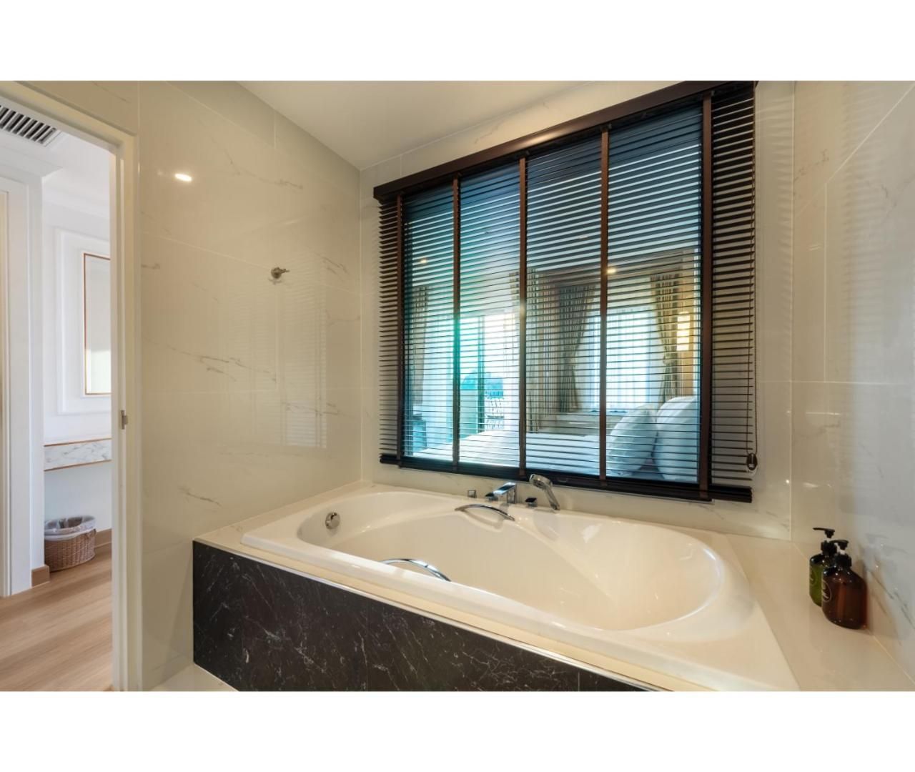 Nine River Hotel Deluxe Bathtub 2