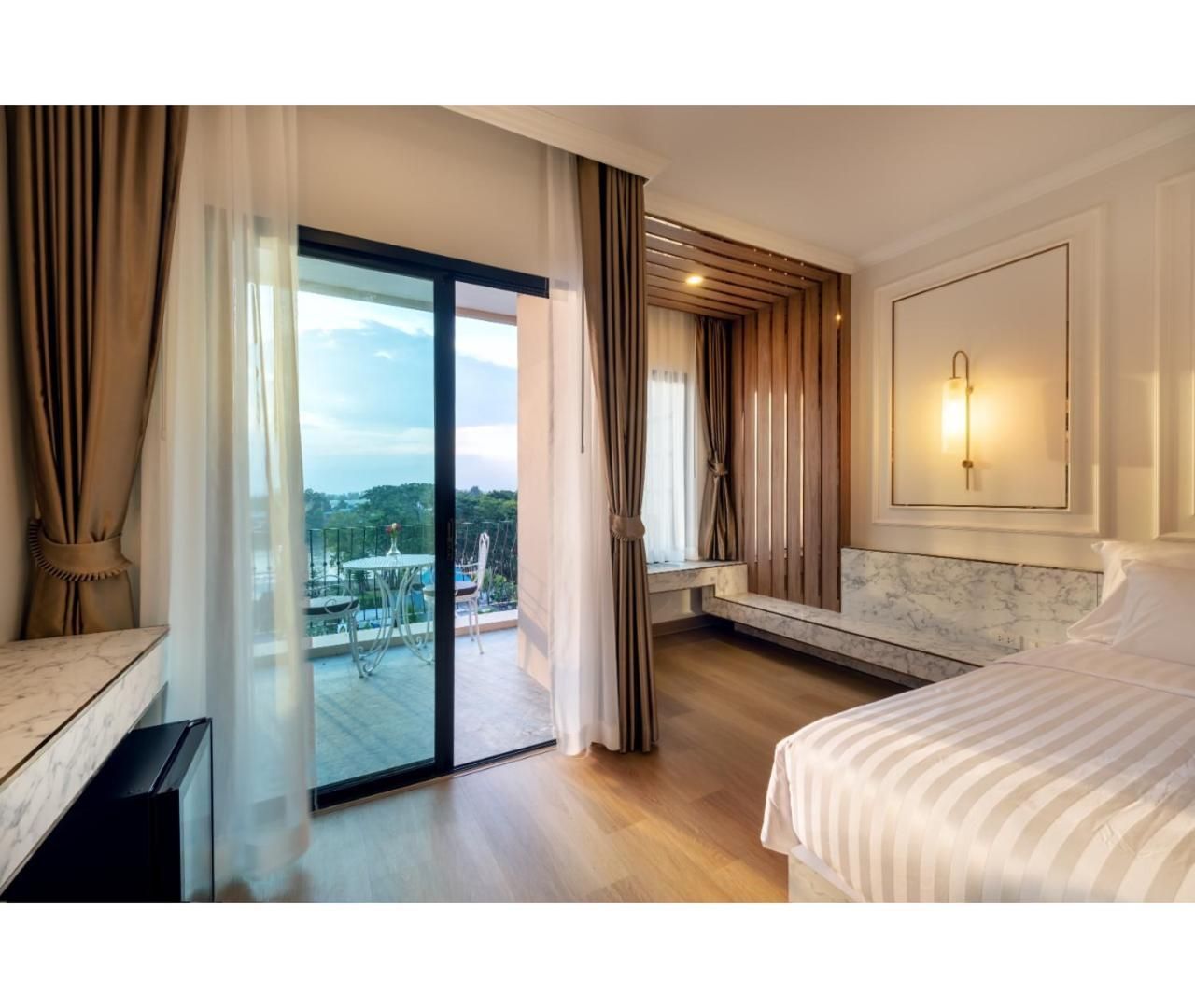 Nine River Hotel Deluxe Bathtub 3