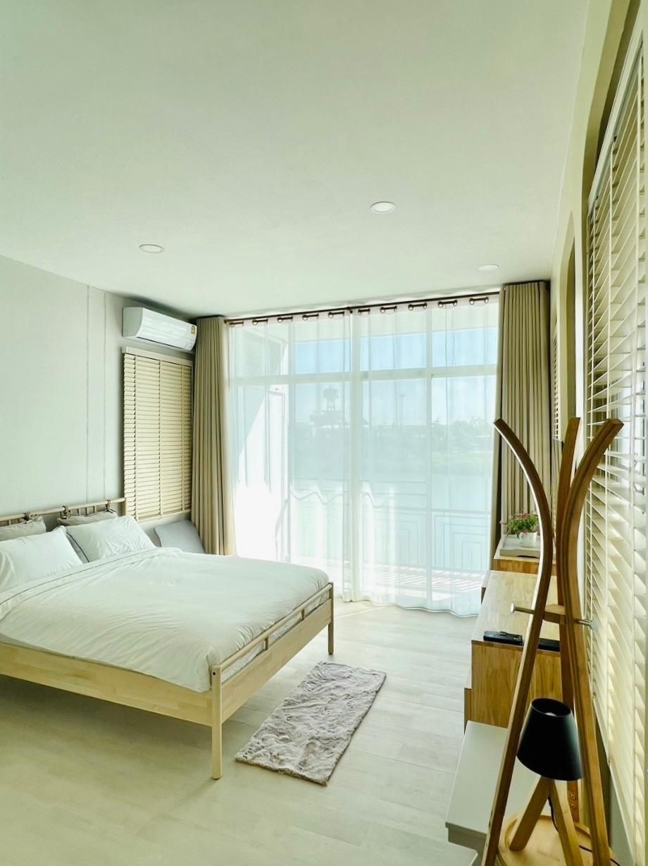 Queen River View Ensuite