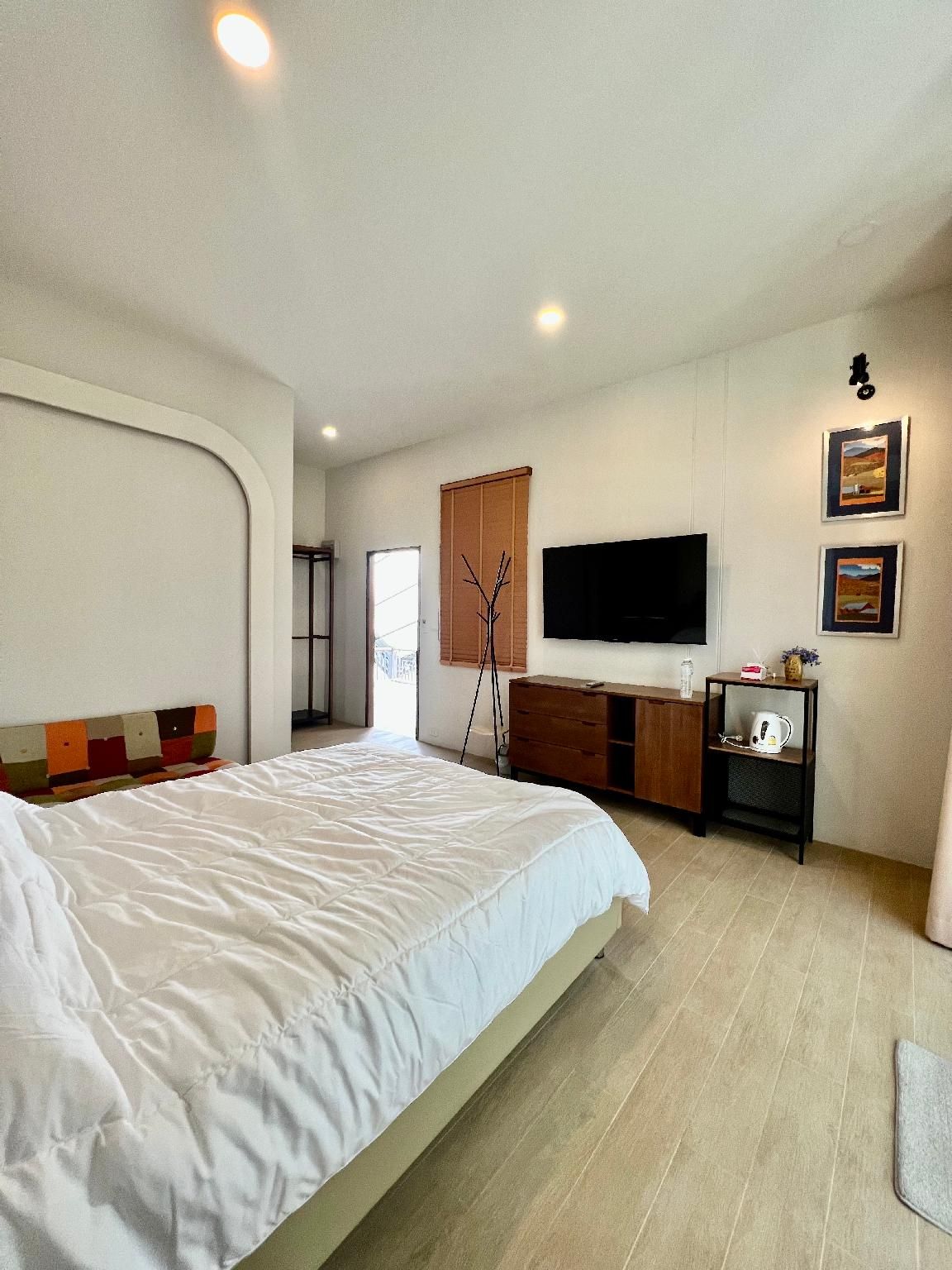 Queen Bed Room