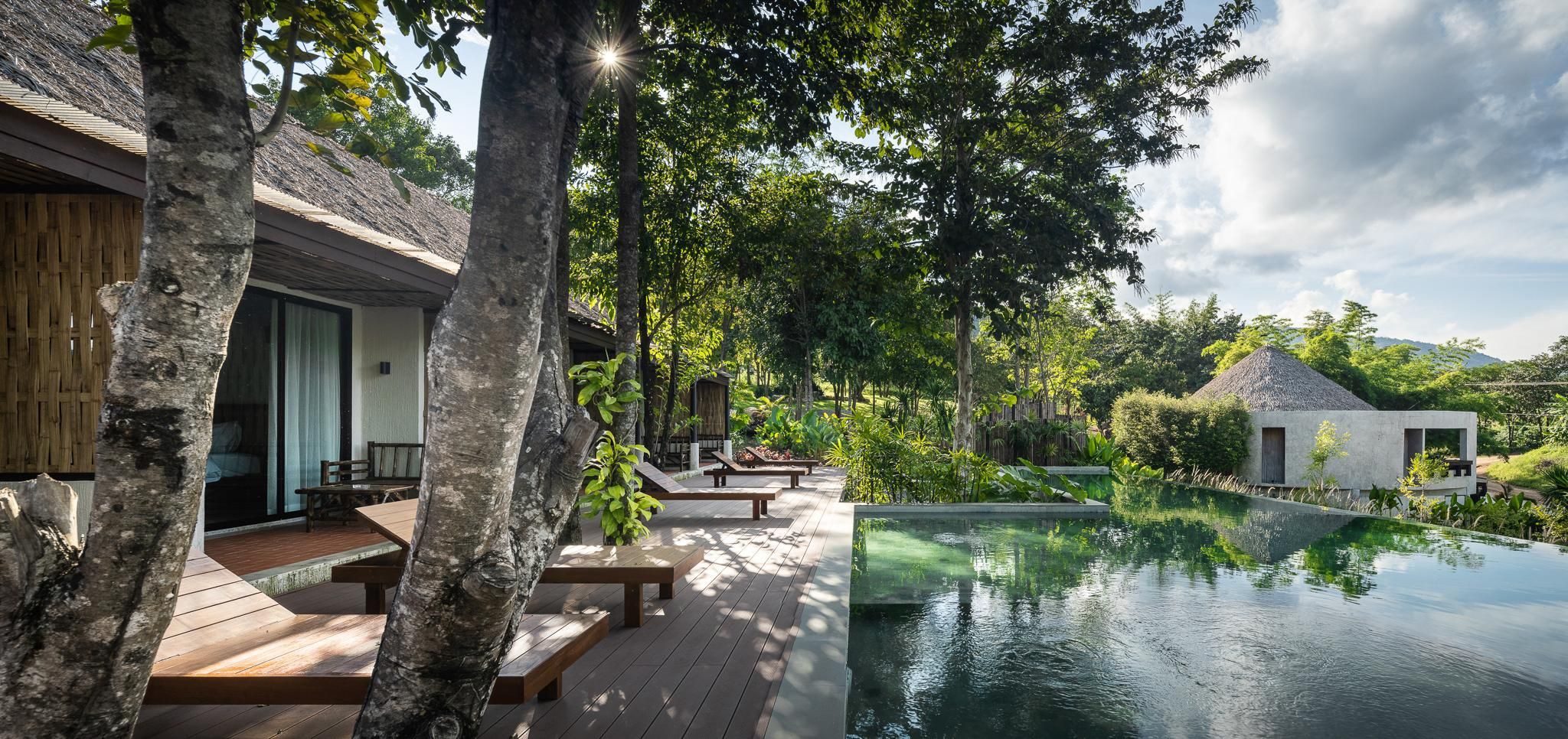 swimming pool [outdoor]