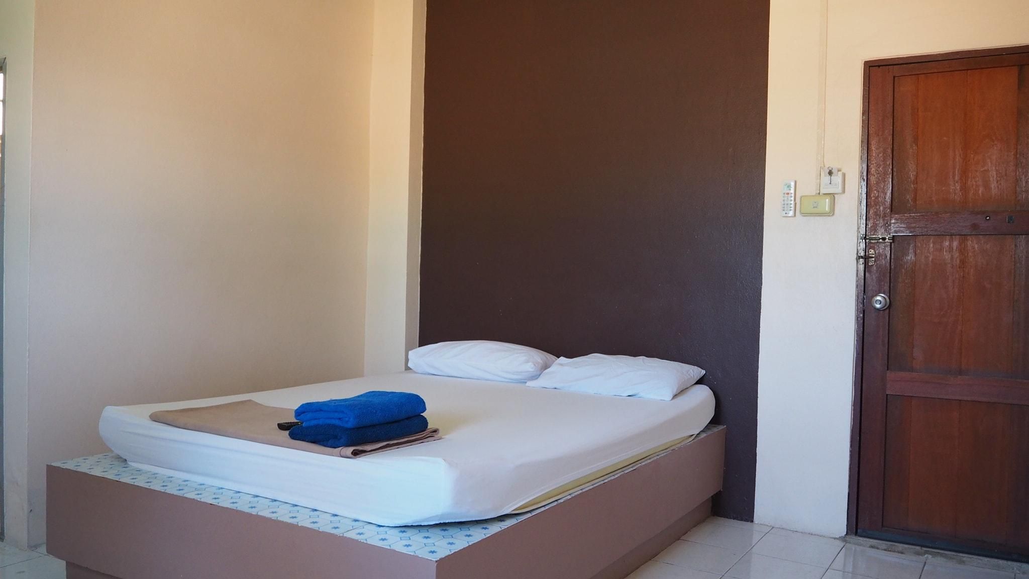 Charinsup Hotel Standard - 1 Bed Queen Non-Smoking