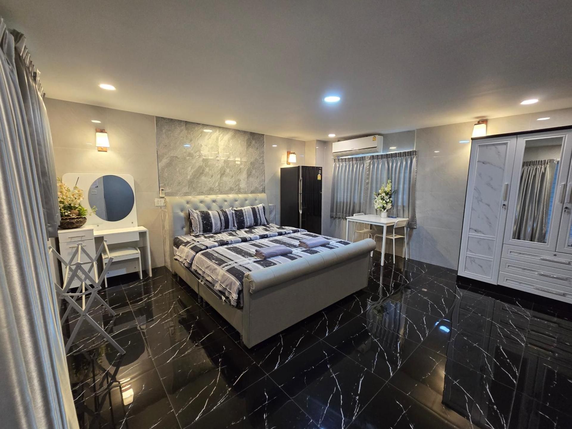 Deluxe Double Room (2 Adults + 1 Child)