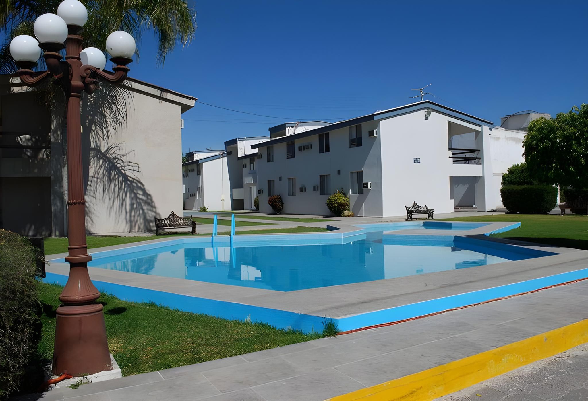 swimming pool [outdoor]